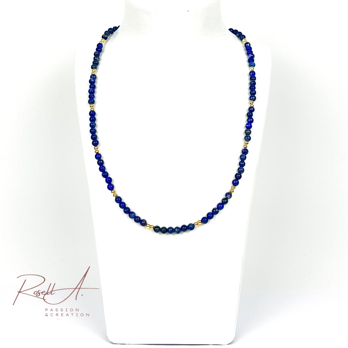 Gesamtansicht der Lapislazuli-Halskette auf einem Schmuckbüste