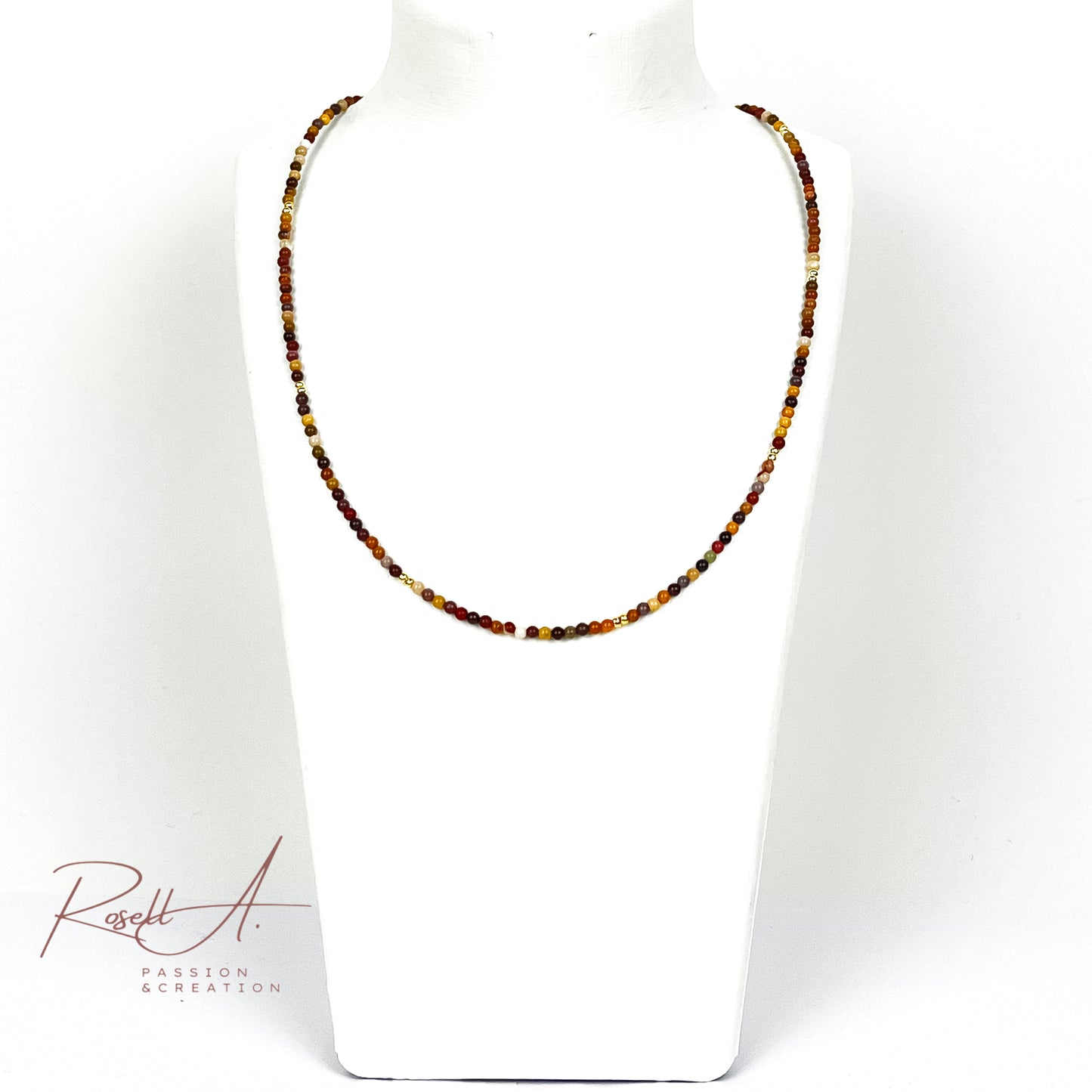 Gesamtansicht der Mokait-Halskette auf einem Schmuckbüste