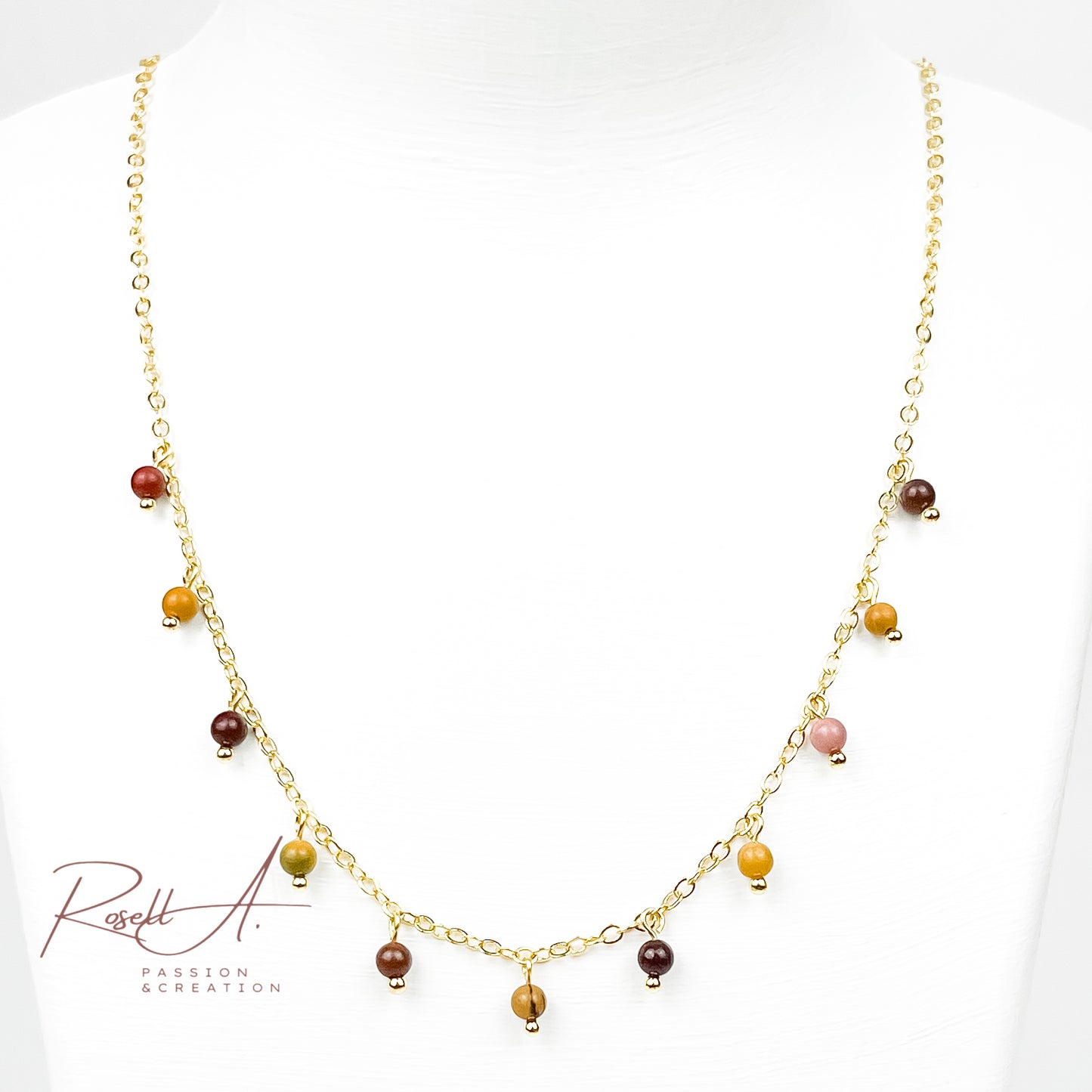 Filigrane, vergoldete Halskette mit kleinen Charms aus Natursteinperlen Mokait, von höchster Qualität. Boho-Chic und vintage Touch mit herbstlichem Farbverlauf. Elegante Halskette für Frauen.