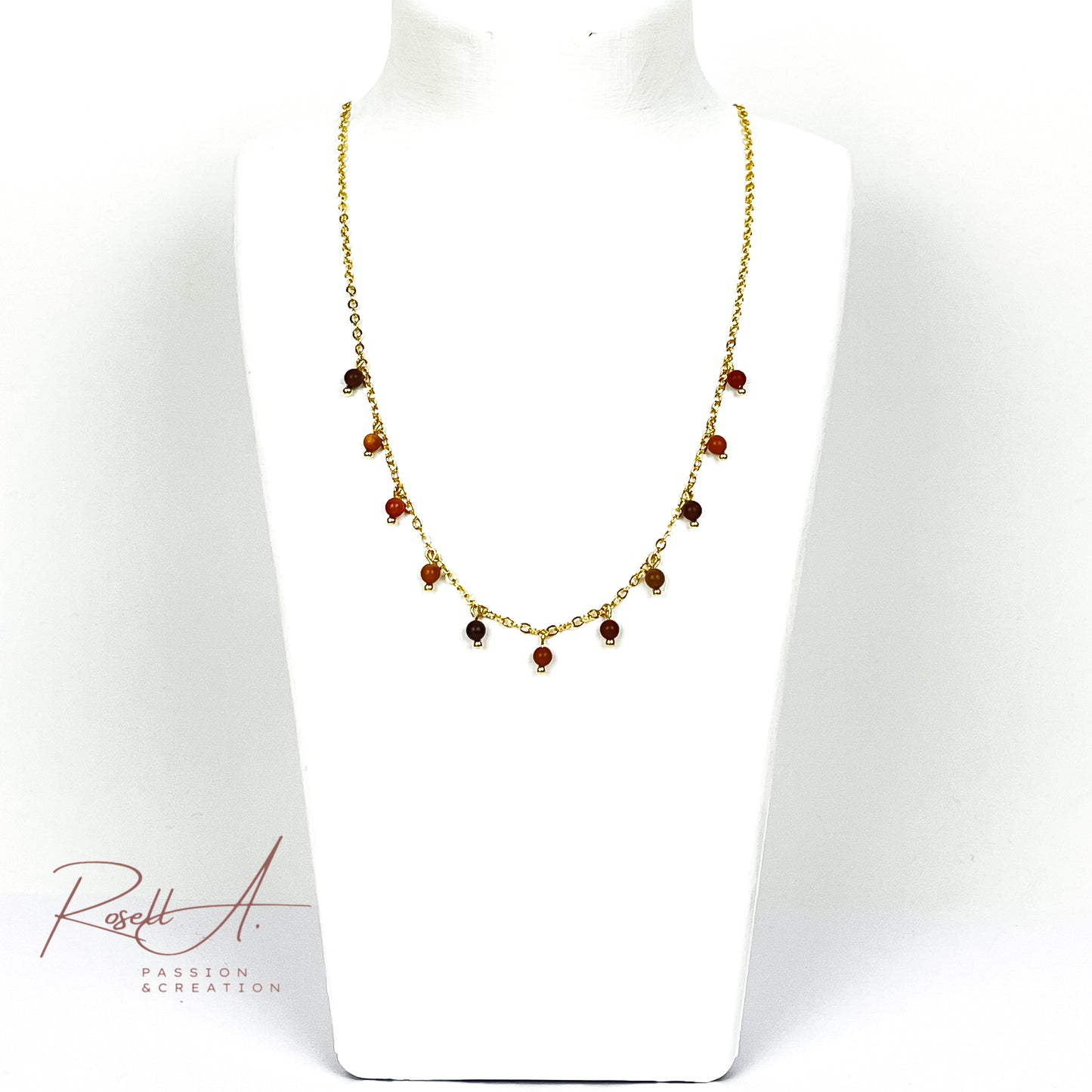 Filigrane, vergoldete Halskette mit kleinen Charms aus Natursteinperlen Mokait, von höchster Qualität. Boho-Chic und vintage Touch mit herbstlichem Farbverlauf. Elegante Halskette für Frauen.