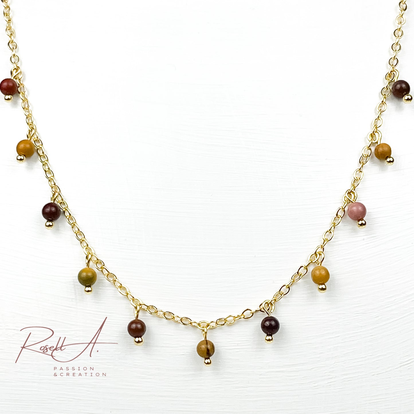 Filigrane, vergoldete Halskette mit kleinen Charms aus Natursteinperlen Mokait, von höchster Qualität. Boho-Chic und vintage Touch mit herbstlichem Farbverlauf. Elegante Halskette für Frauen.