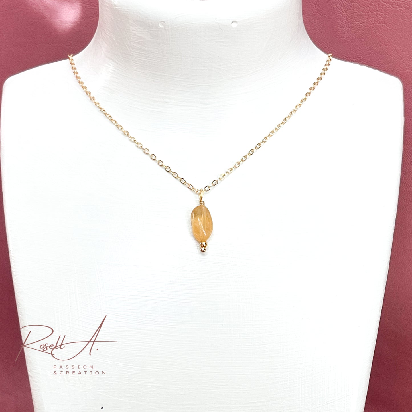 Zarte vergoldete Halskette mit Citrin-Anhänger – getragen auf einem Schmuckbust, elegante Gesamtansicht mit warmer Ausstrahlung.
