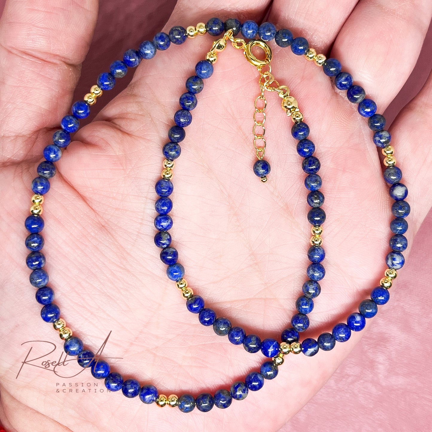 Feine, vergoldete Halskette mit kleinen Natursteinperlen aus Lapislazuli, von höchster Qualität. Boho-Chic und vintage Touch in intensivem Blau.