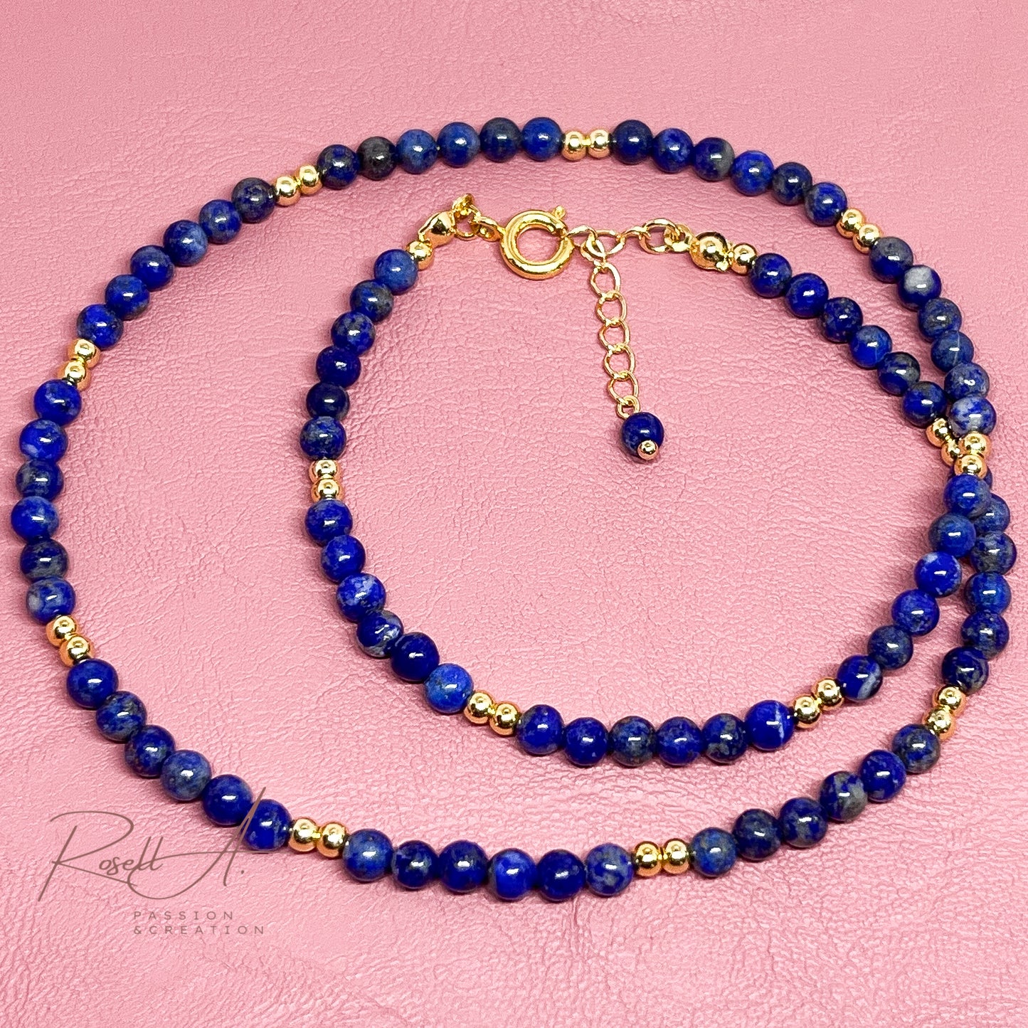 Feine, vergoldete Halskette mit kleinen Natursteinperlen aus Lapislazuli, von höchster Qualität. Boho-Chic und vintage Touch in intensivem Blau.