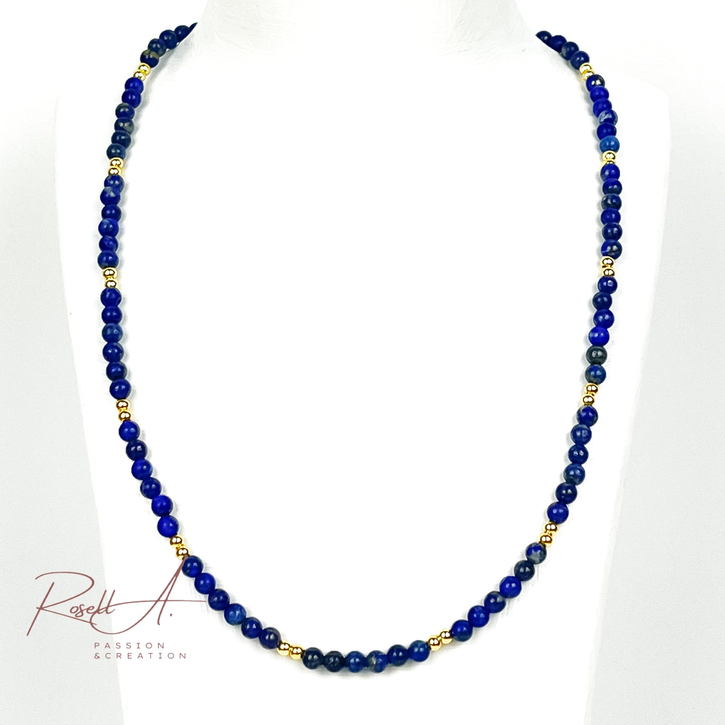 Feine, vergoldete Halskette mit kleinen Natursteinperlen aus Lapislazuli, von höchster Qualität. Boho-Chic und vintage Touch in intensivem Blau.