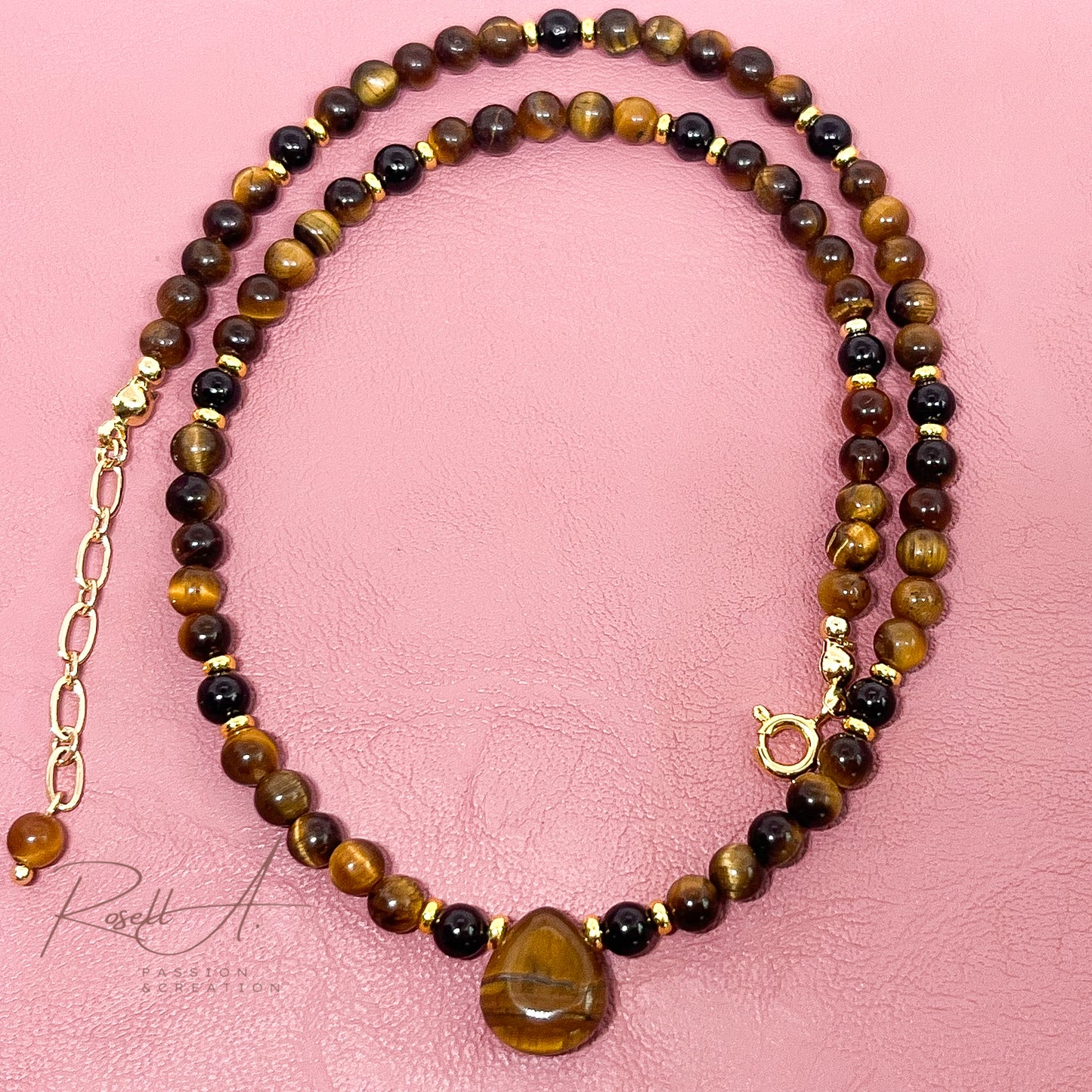 Feiner, vergoldeter Chocker mit kleinen Natursteinperlen und tropfförmiger Anhänger aus Tigerauge. Boho-Chic Touch mit schönem und irisiertem Farbverlauf von gelb bis braun.
