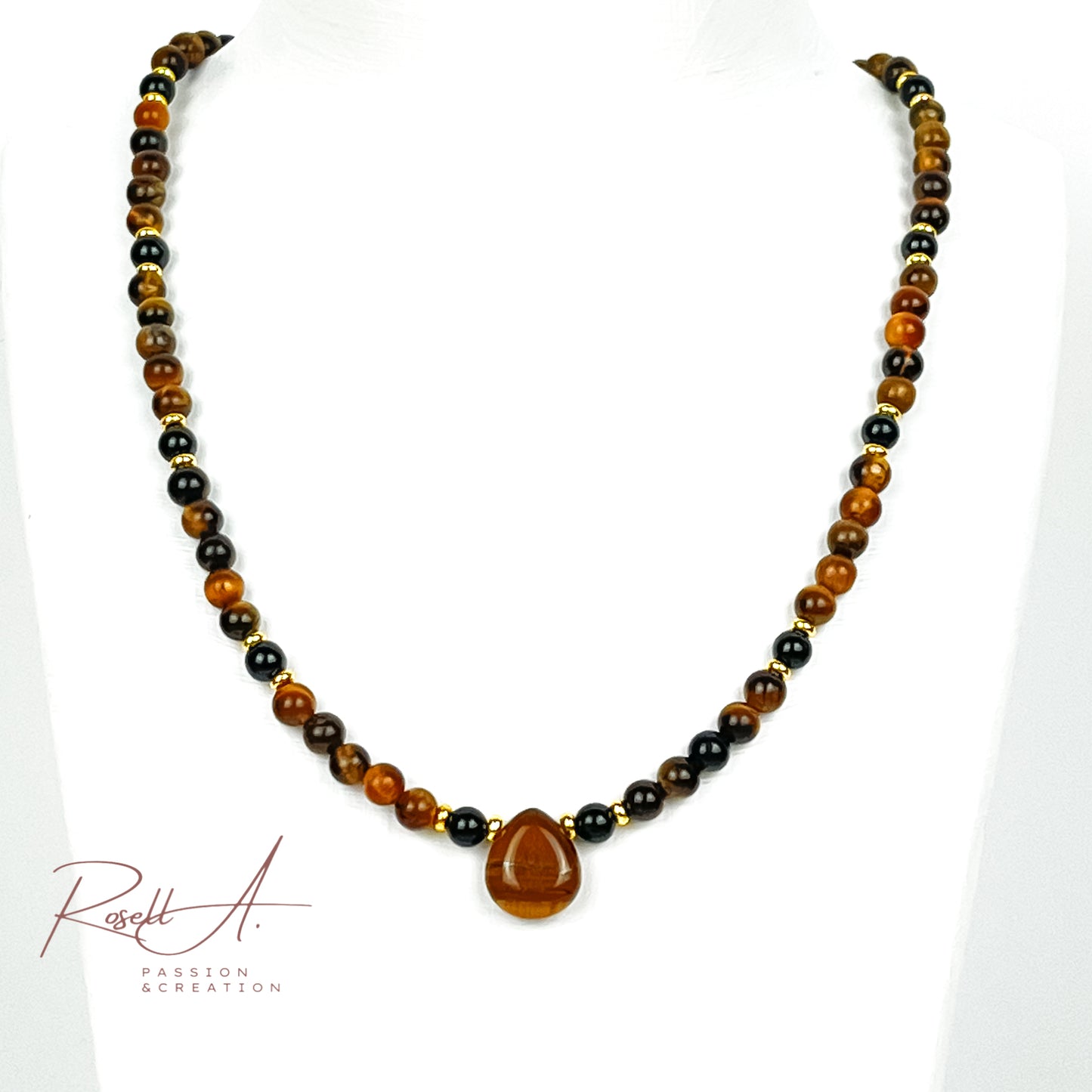 Feiner, vergoldeter Chocker mit kleinen Natursteinperlen und tropfförmiger Anhänger aus Tigerauge. Boho-Chic Touch mit schönem und irisiertem Farbverlauf von gelb bis braun.