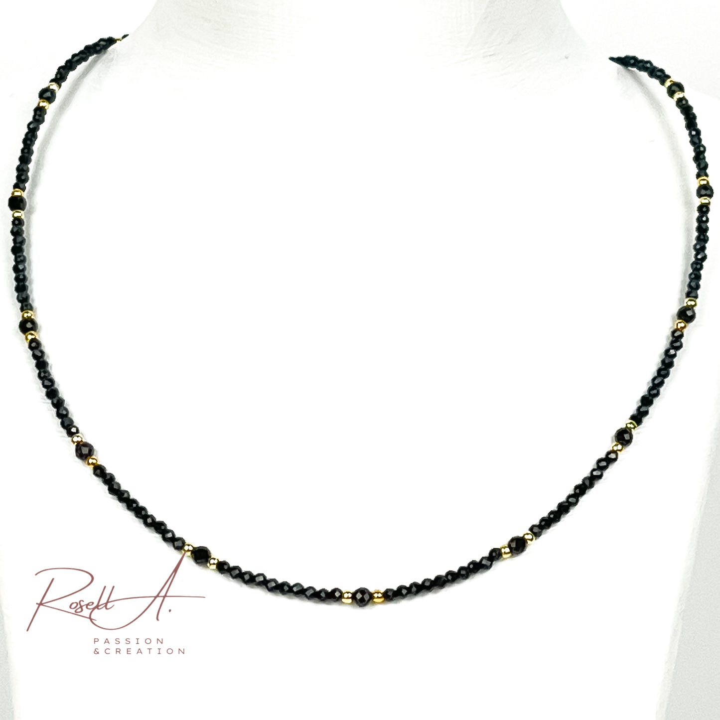 Feiner, 18k vergoldeter Chocker mit facettierten Natursteinperlen aus schwarzem Turmalin, von höchster Qualität. Boho-Chic und orientalischer Touch mit glänzenden Perlen.