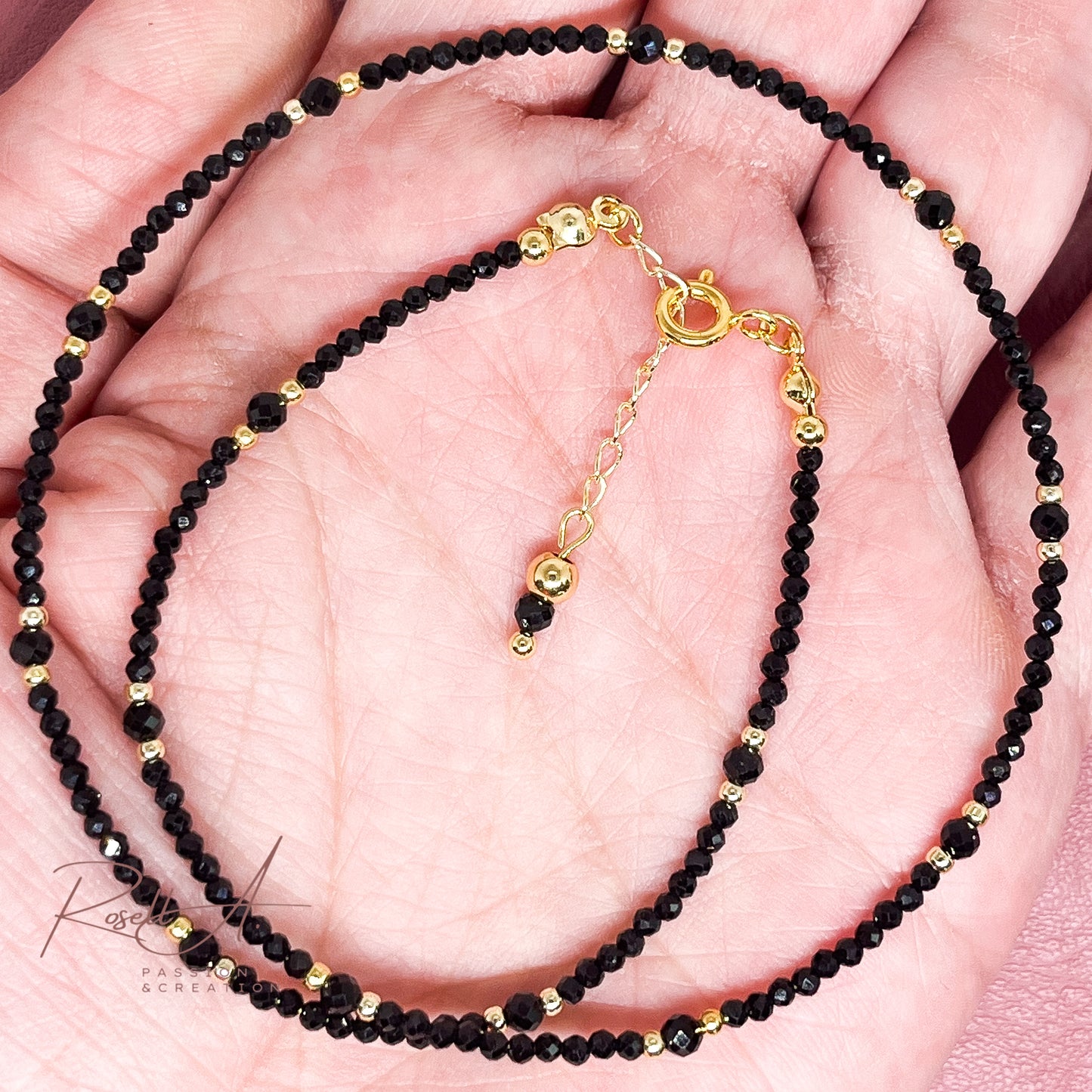 Feiner, 18k vergoldeter Chocker mit facettierten Natursteinperlen aus schwarzem Turmalin, von höchster Qualität. Boho-Chic und orientalischer Touch mit glänzenden Perlen.