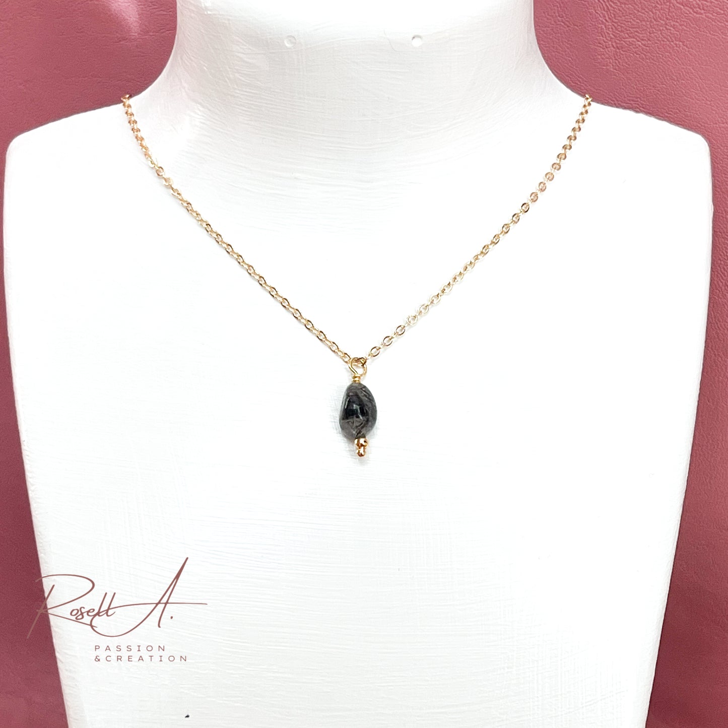 Feine, vergoldete Ankerkette mit kleinem Anhänger aus Natursteinperlen Turmalinquarz, von höchster Qualität. Eleganter und minimalistischer Chocker für Frauen mit Boho-Chic Touch.