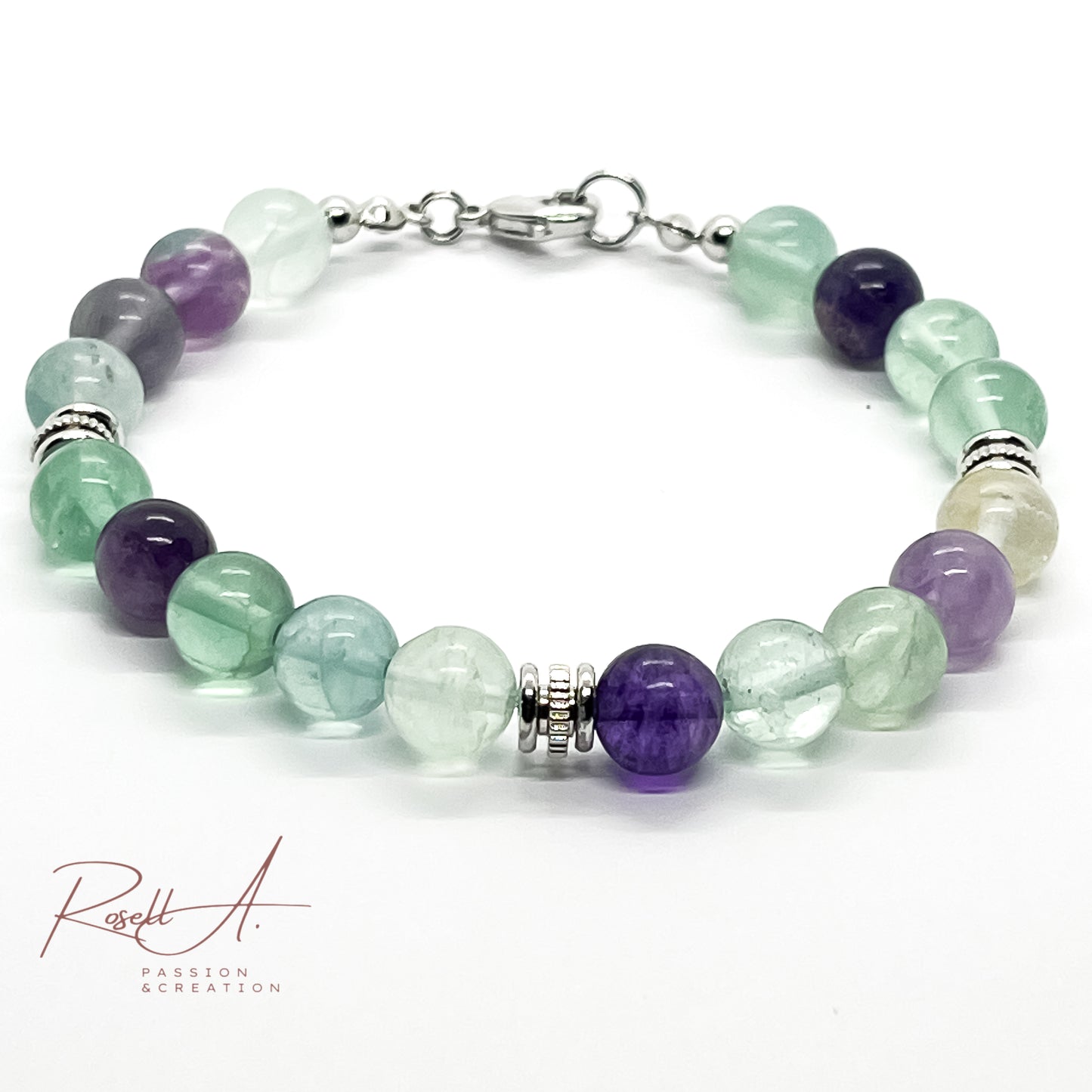 Herrenarmband mit transparenten Fluoritperlen in Violett, Grün und Weiß, vollständig abgebildet