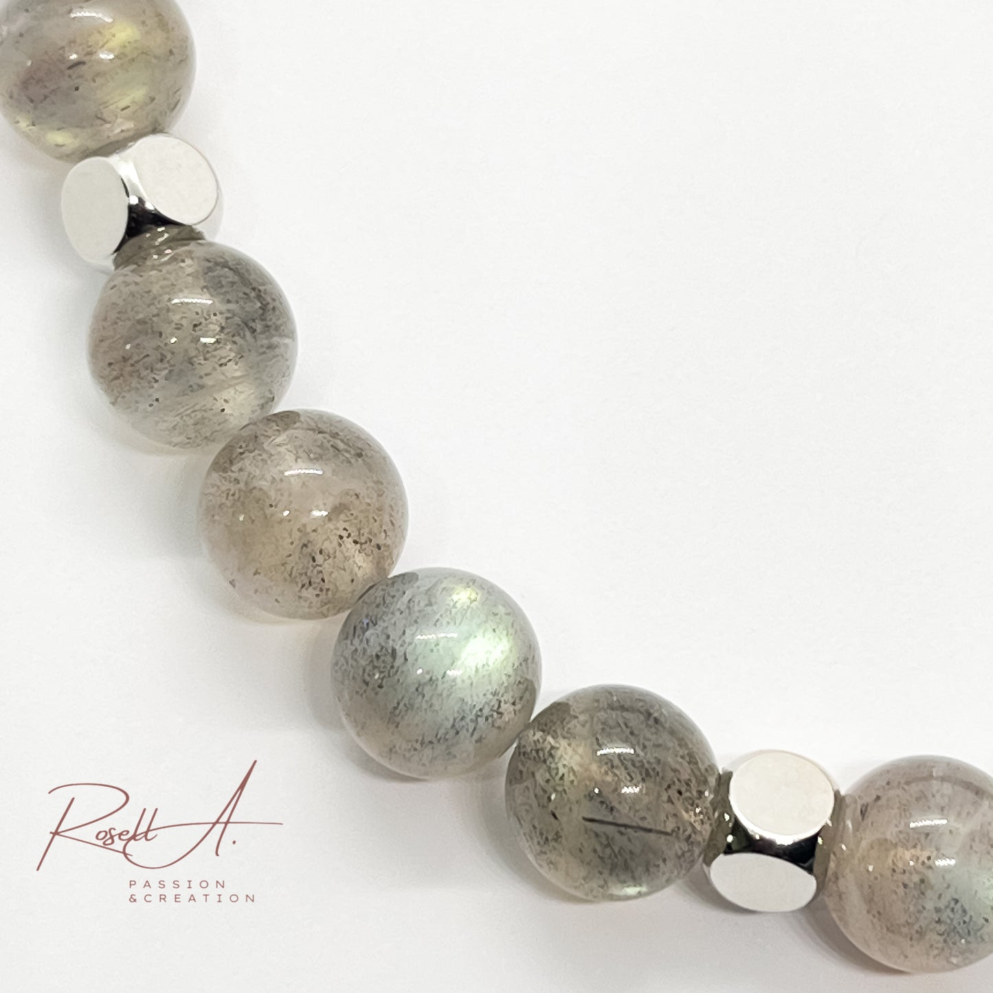Rhodiniertes Armband mit massiven 8 mm Durchmesser Natursteinperlen aus Labradorit von höchster Qualität. Elegantes Armband für Männer.