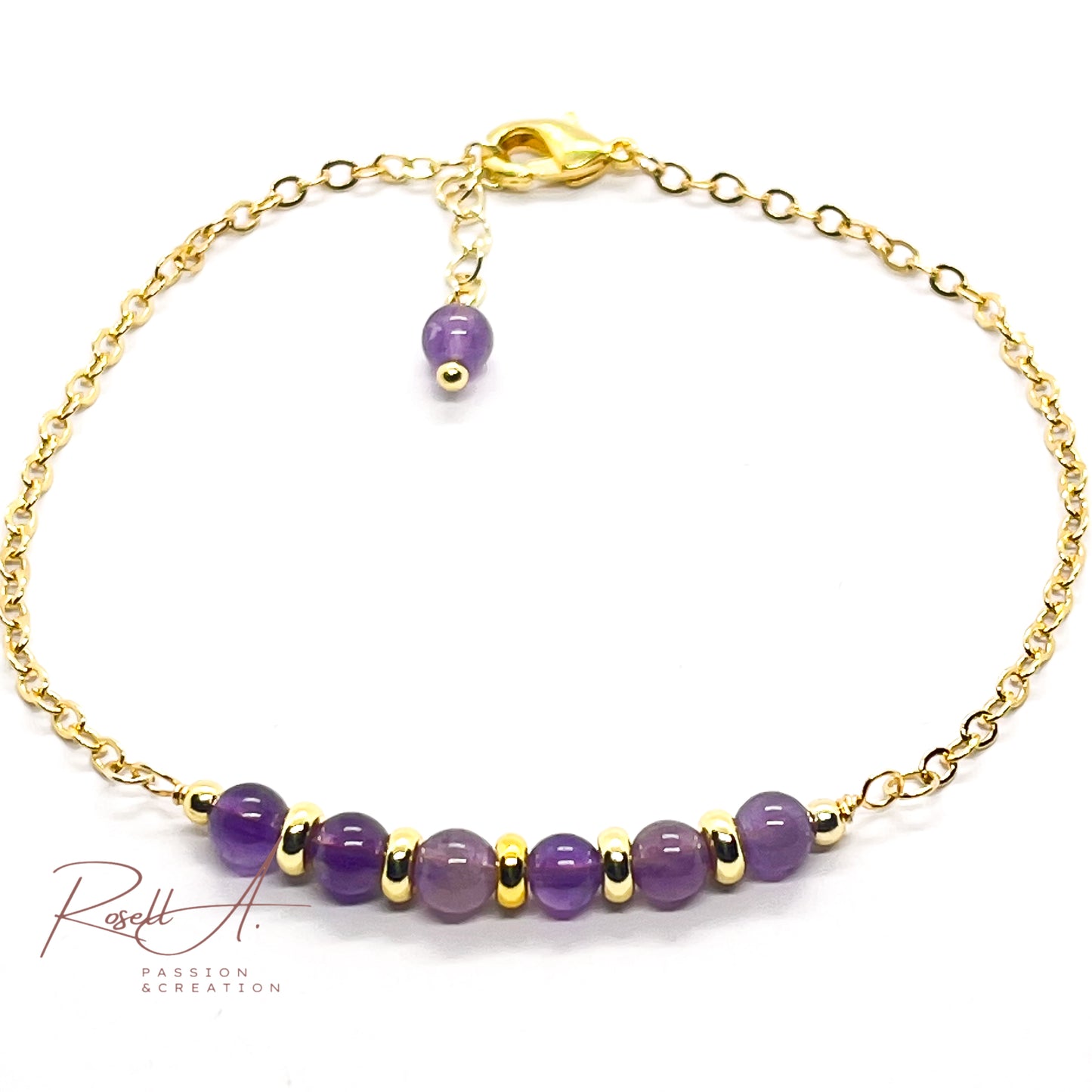 Feines Amethyst Armband mit vergoldeter Ankerkette und zarten Zwischenperlen, schräg fotografiert