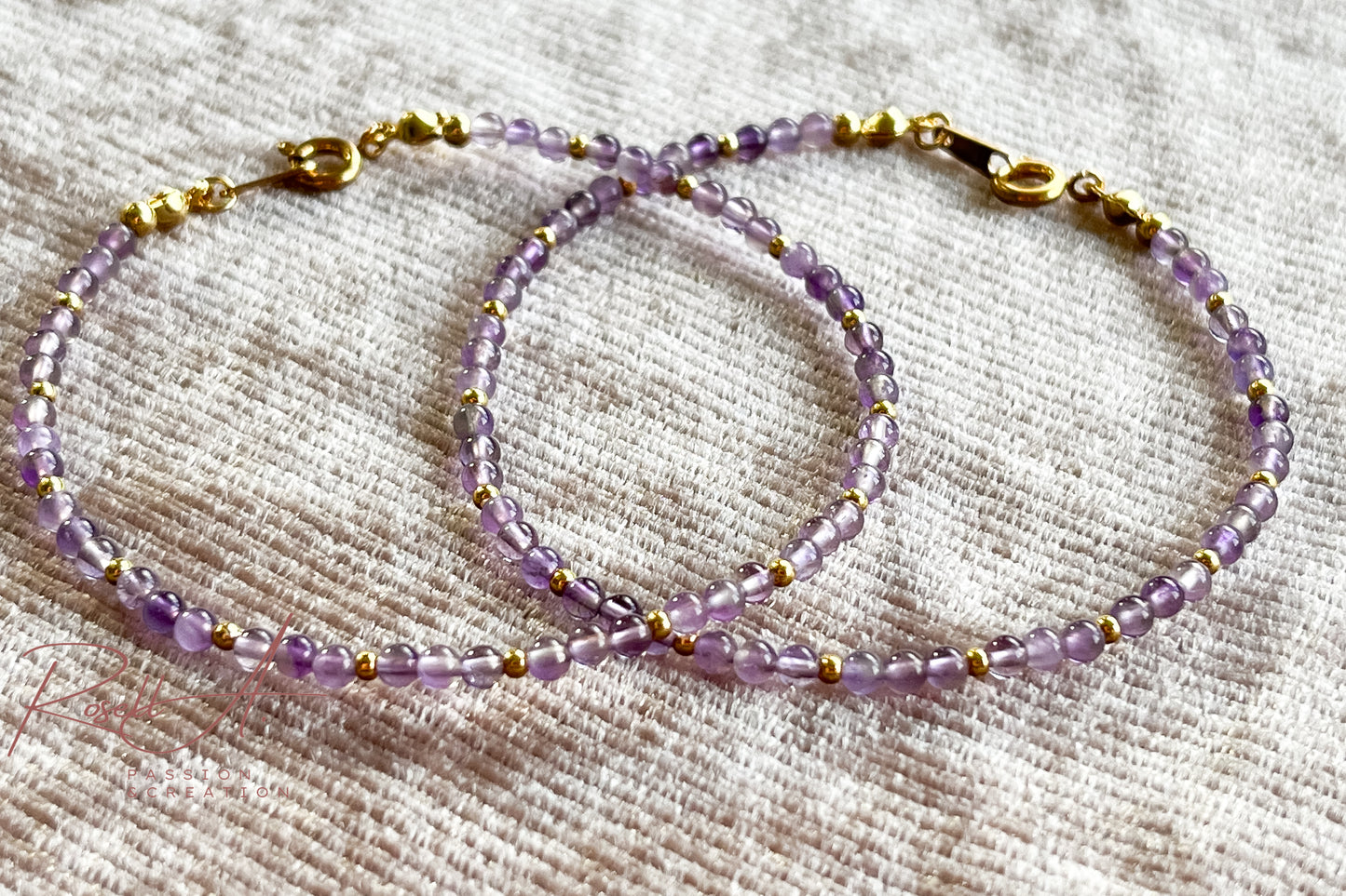 Gesamtansicht des Amethyst-Armbands bei Tageslicht auf silbernem Veloursstoff