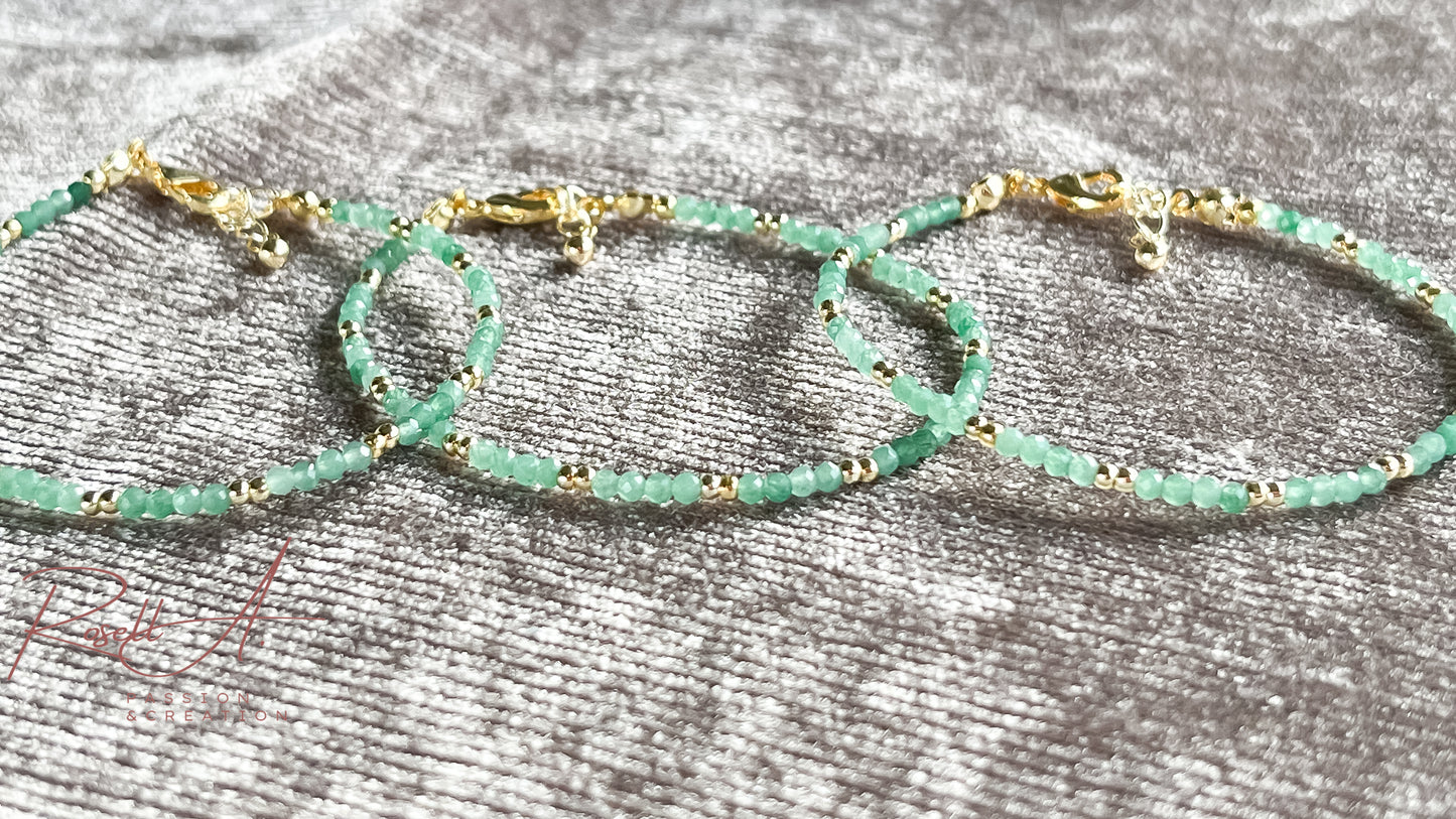 Aventurin Armband mit facettierten Perlen bei Tageslicht auf silberfarbenem Velours Hintergrund