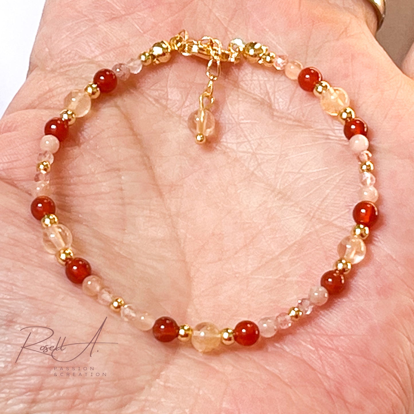 Edelsteinarmband „Lebensfreude“ in der Hand präsentiert mit Fokus auf Farben und Textur der Natursteinperlen