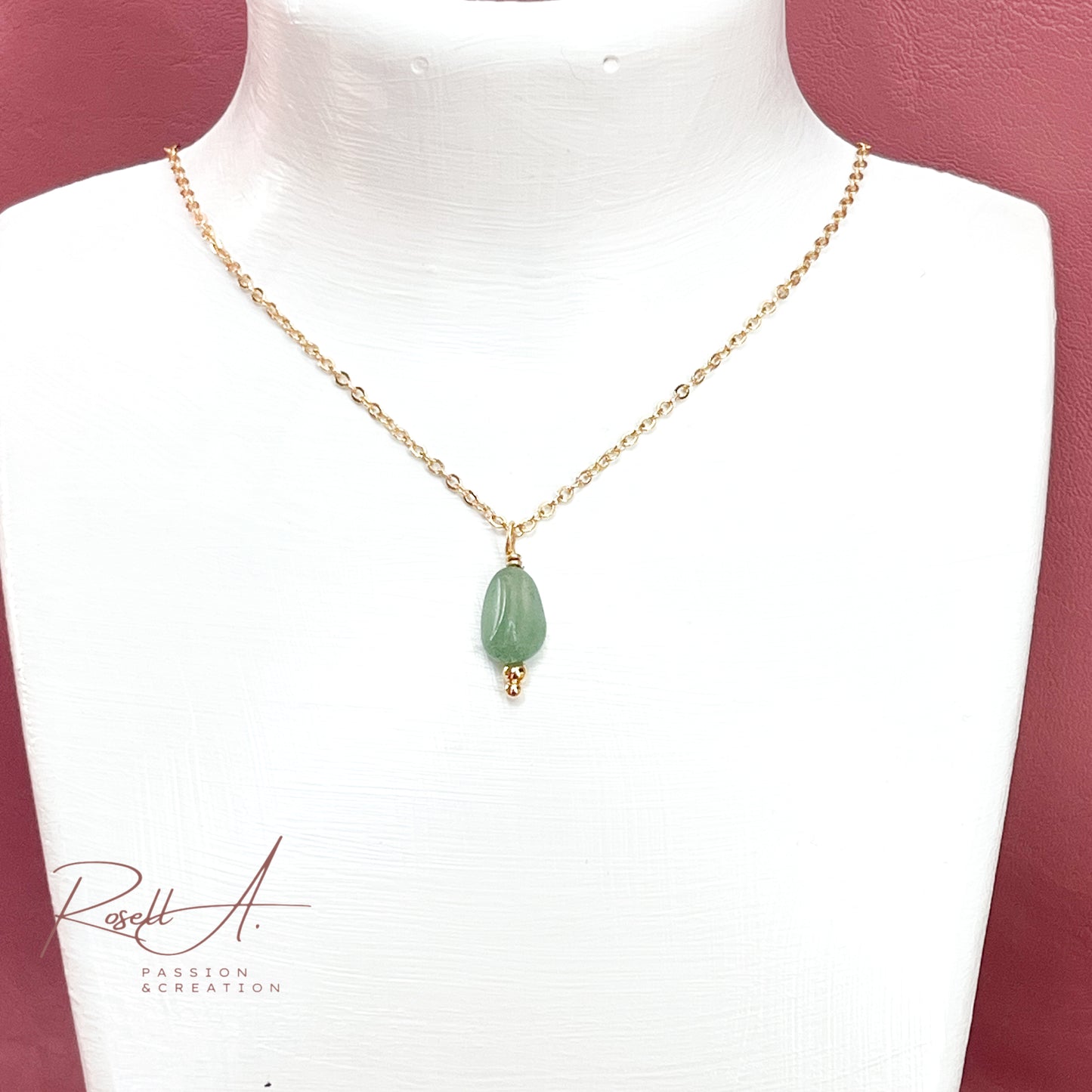 Zarte, vergoldete Halskette mit grünem Aventurin-Anhänger – getragen auf einem Schmuckbust, elegante Gesamtansicht