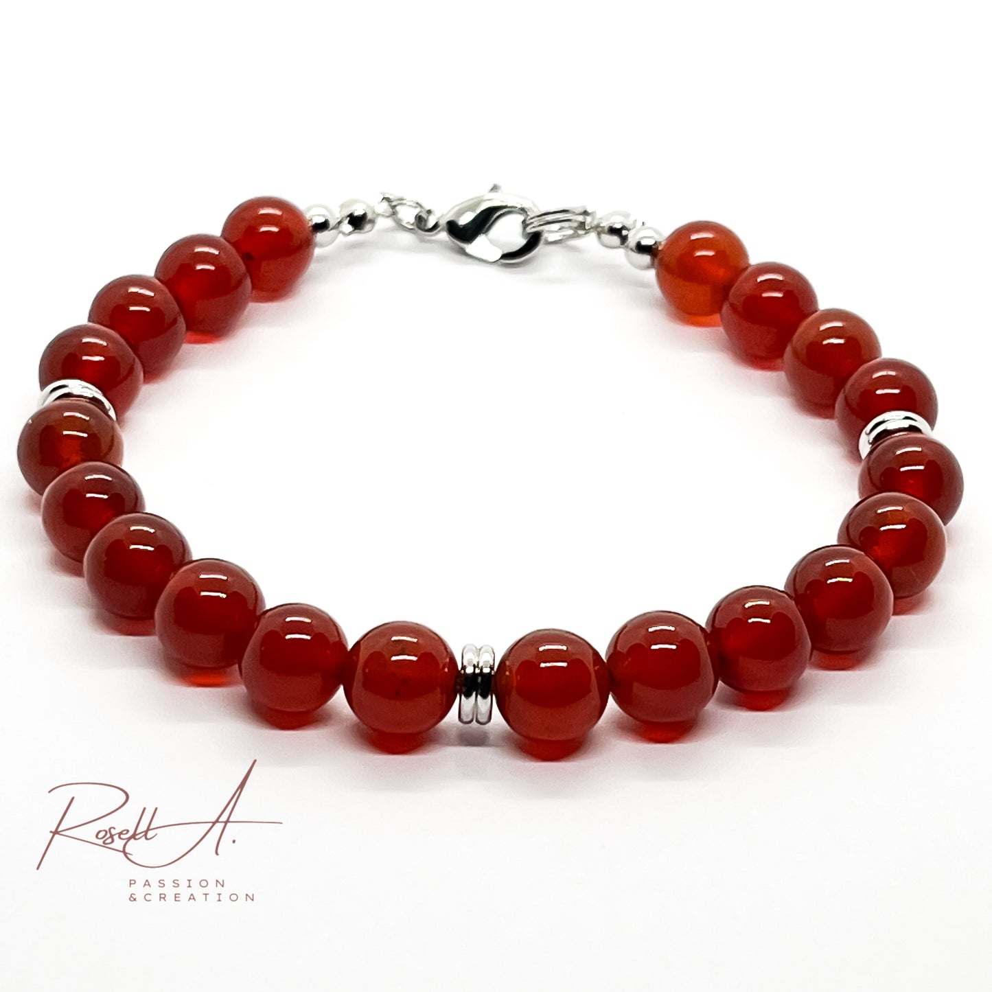 Herrenarmband mit orangefarbenen Karneolperlen und rhodinierter Oberfläche, vollständig abgebildet