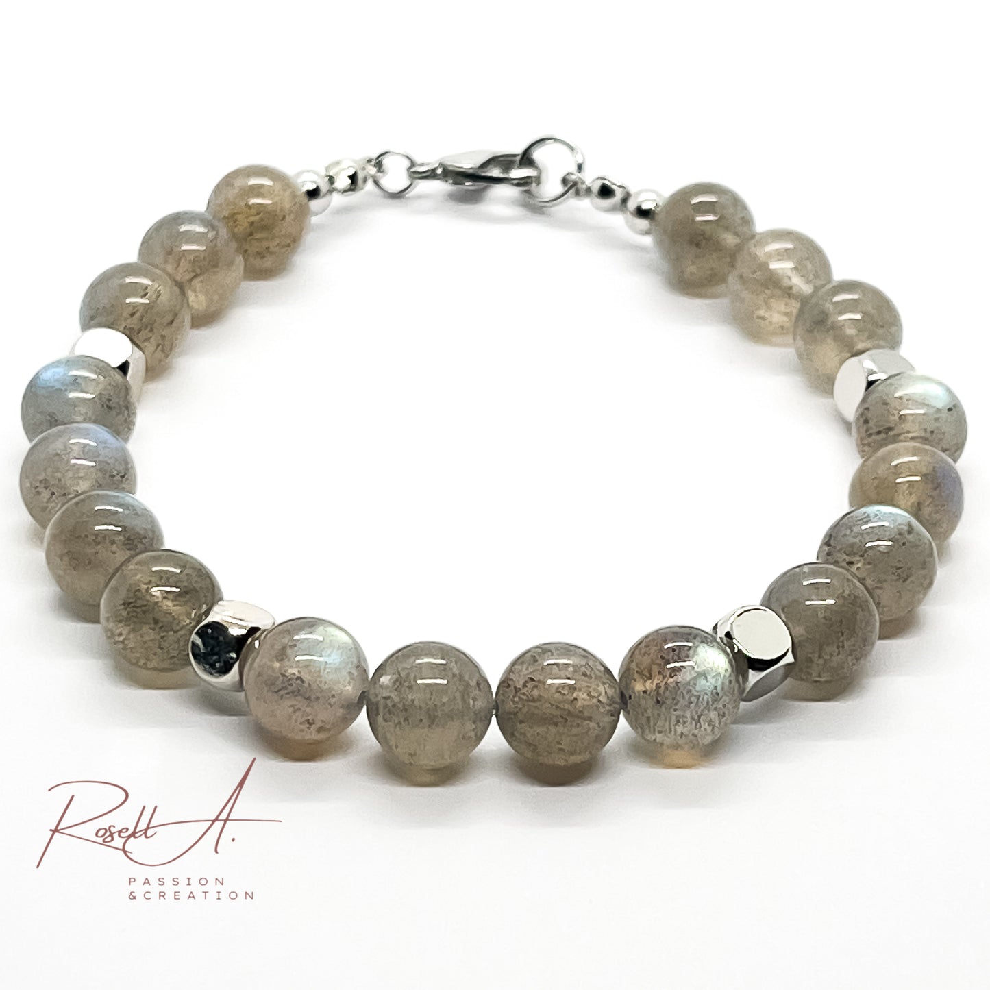 Herrenarmband mit schimmernden Labradoritperlen und rhodinierter Oberfläche, vollständig abgebildet