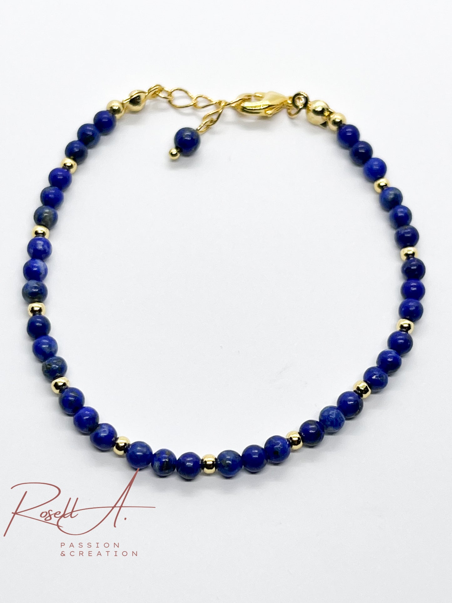 Draufsicht auf das Lapislazuli-Armband mit goldfarbenen Pyrit-Einschlüssen