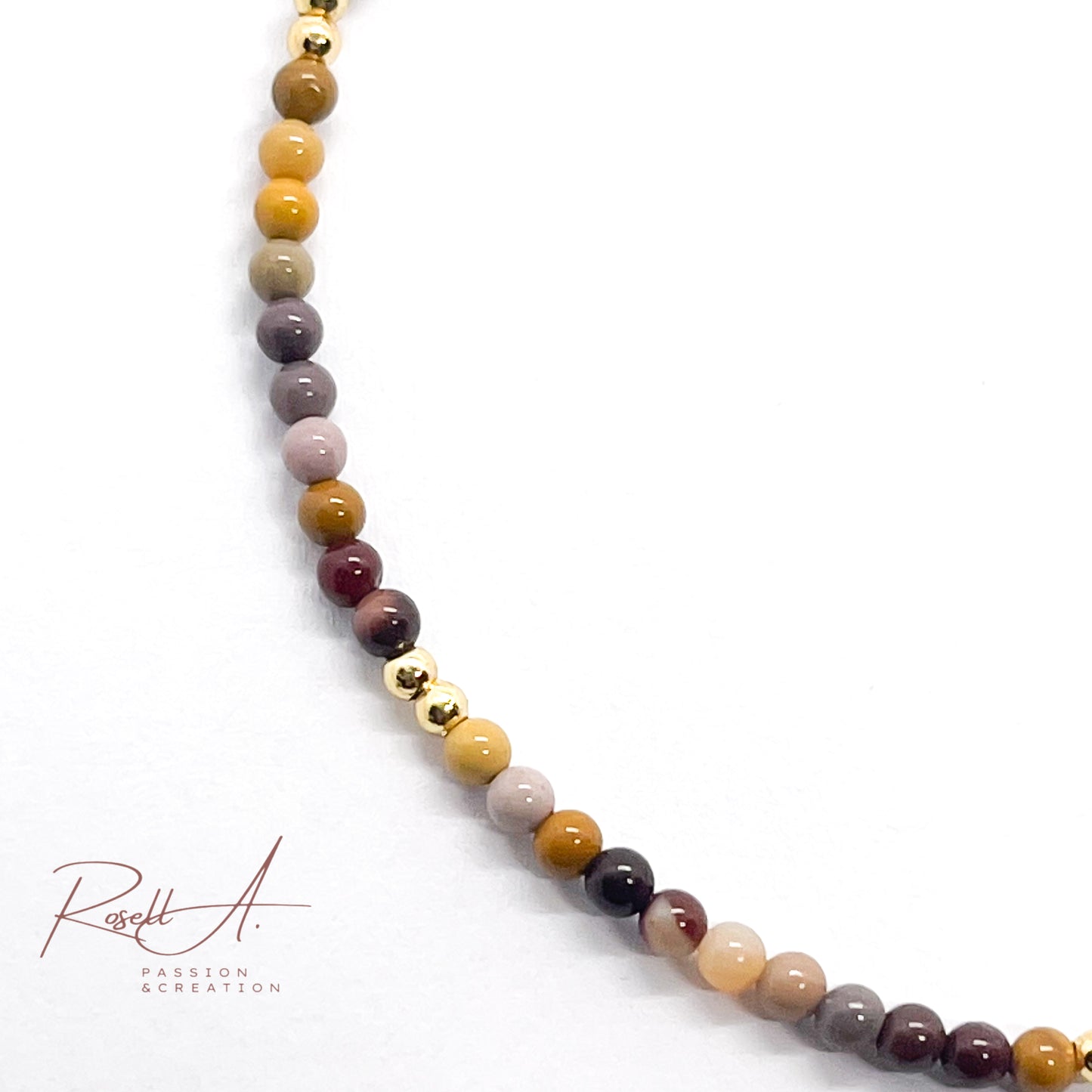 Feines, vergoldetes Armband mit 2 mm Durchmesser Natursteinperlen aus Mokait. Boho-Chic Touch mit herbstlichem von Braun bis Gelb Farbverlauf.