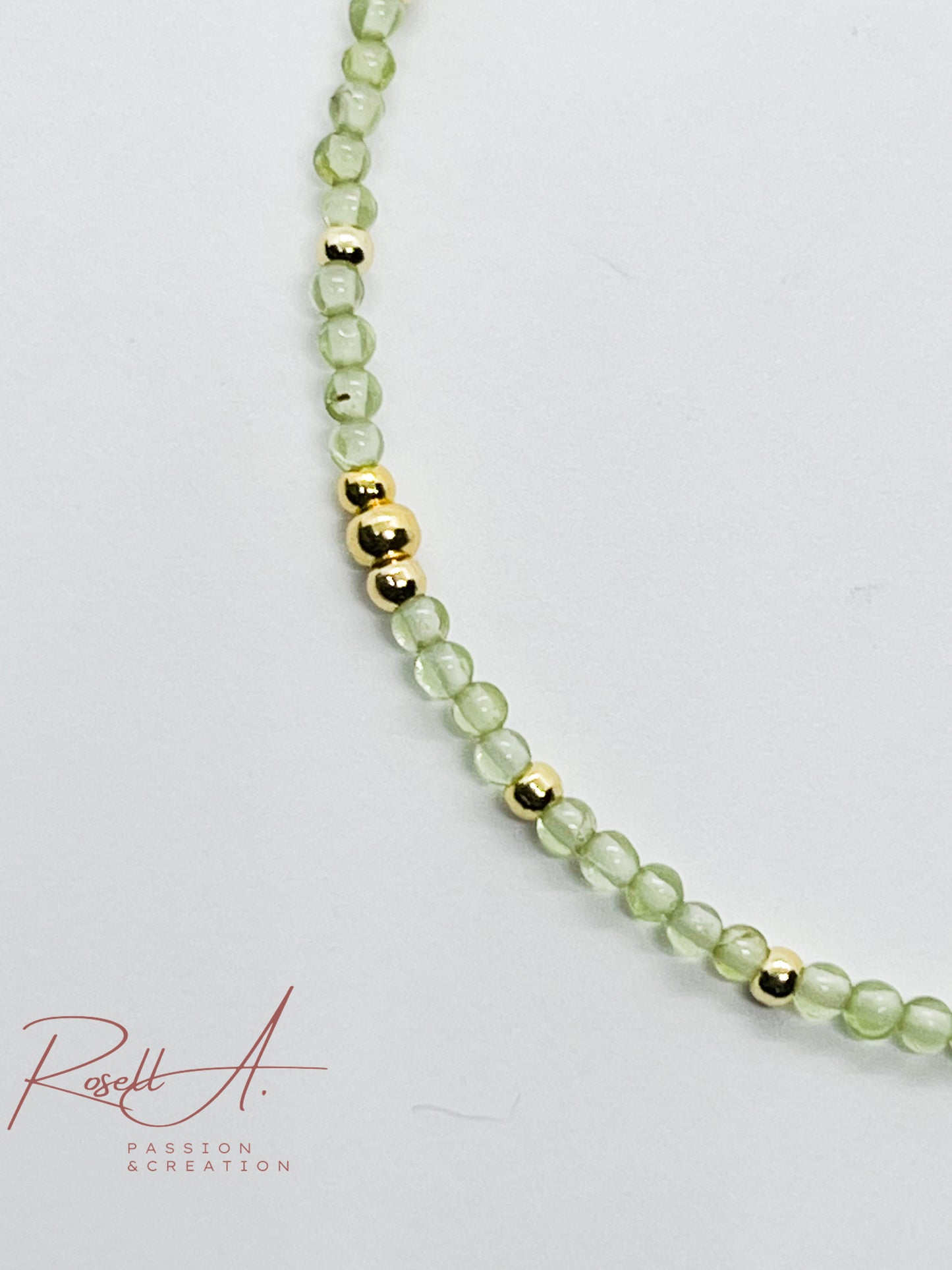 Detailaufnahme der kleinen Peridotperlen mit ihrem natürlichen Glanz