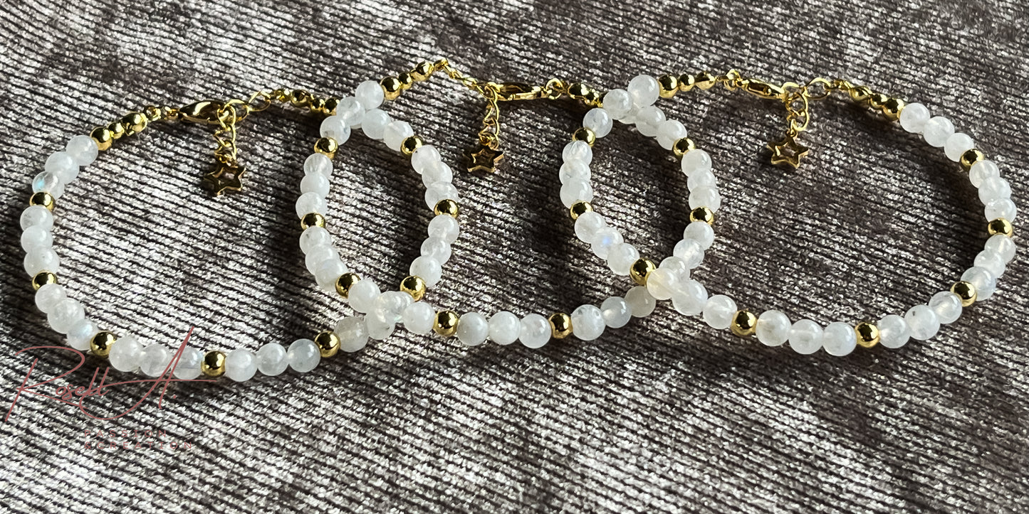 Peristerit Armband bei Tageslicht auf glänzendem silberfarbenem Samtstoff fotografiert