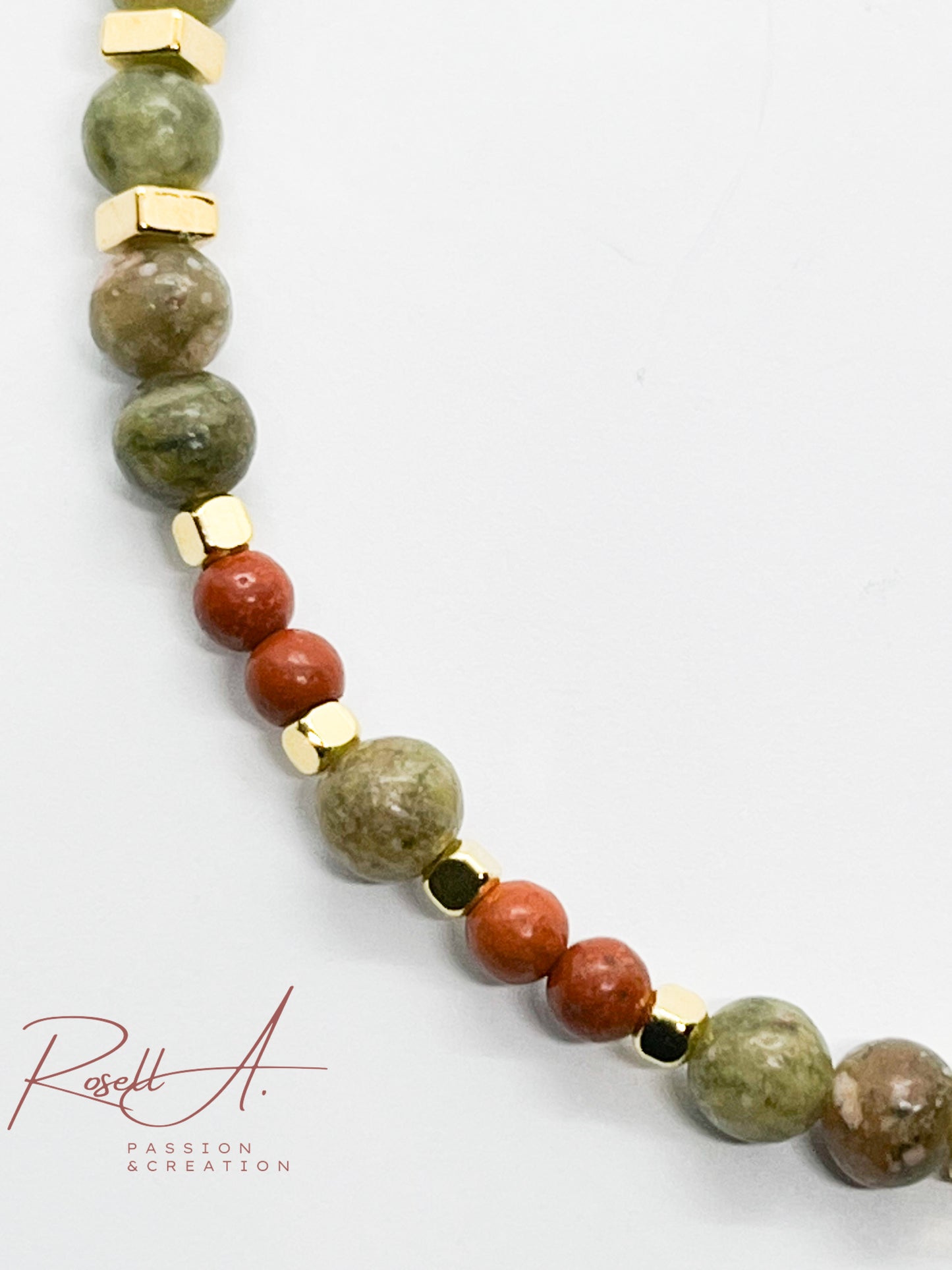 Feines, vergoldetes Armband mit 3 und 4 mm Durchmesser Natursteinperlen aus Unakit und rotem Jaspis. Boho-Chic und orientalischer Touch. Elegantes Armband für Frauen.