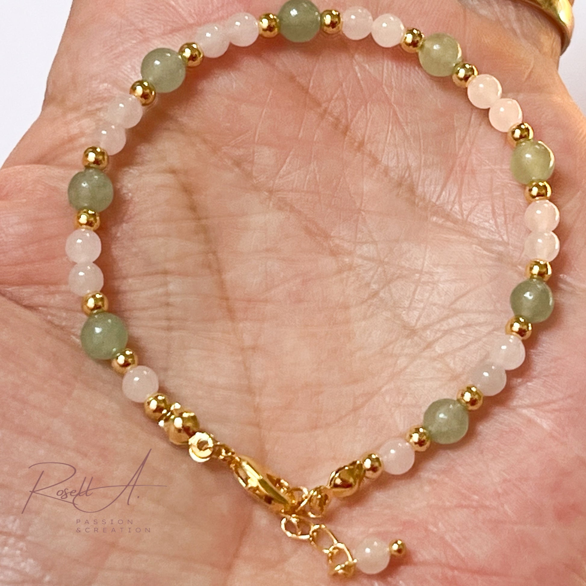 Feines und vergoldetes Armband mit Perlen aus Rosenquarz und grünem Aventurin besetzt. Unterstützt Teenager bei hormonellen Umstellungen und Veränderungen im Leben.