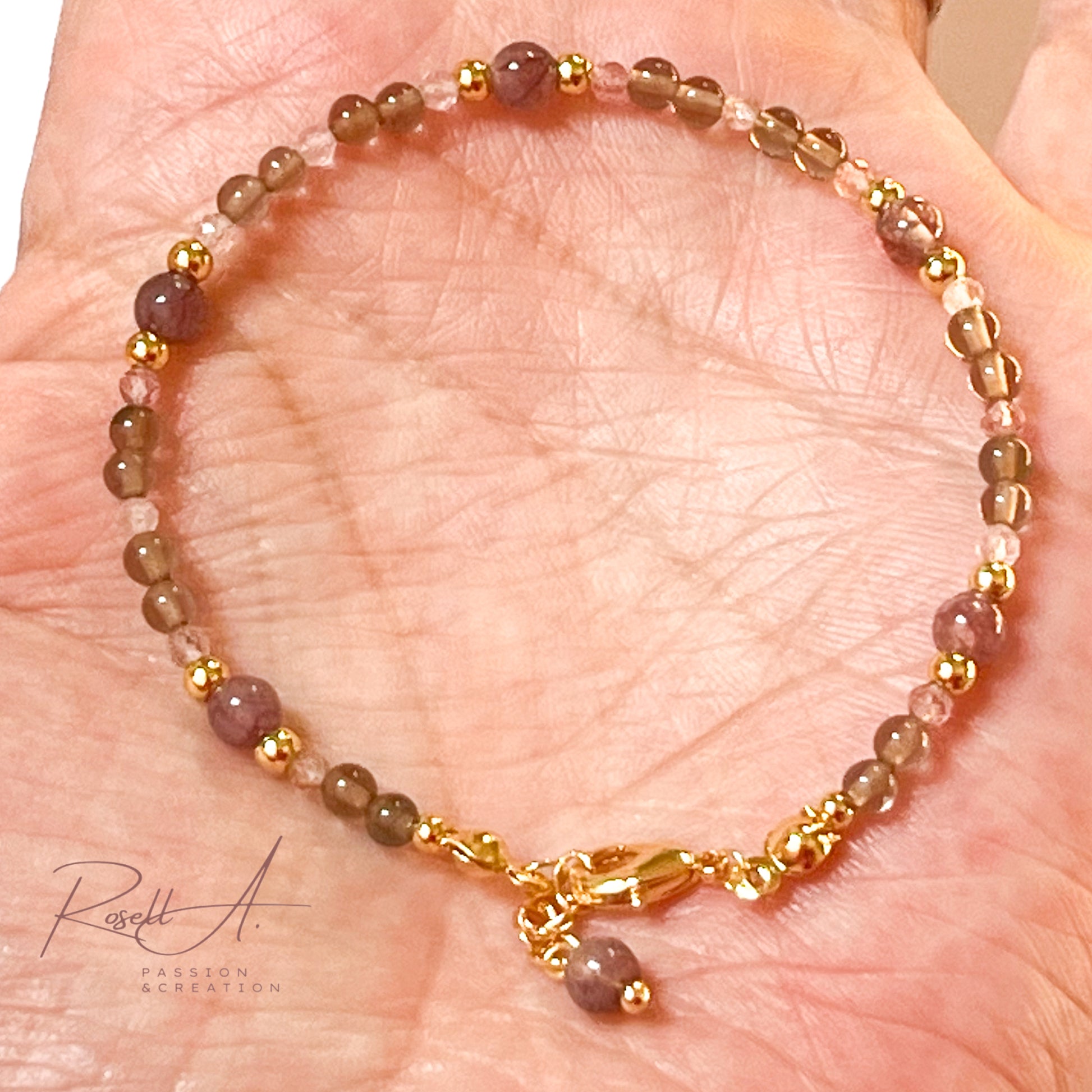 Feines und 18k vergoldetes Armband aus Lepidolith, Rauchquarz und rosa Turmalin. Diese helfen besonders sich von Ängsten, negativen Gedanken und Grübeleien zu befreien. Elegantes und handgefertigtes Armband.