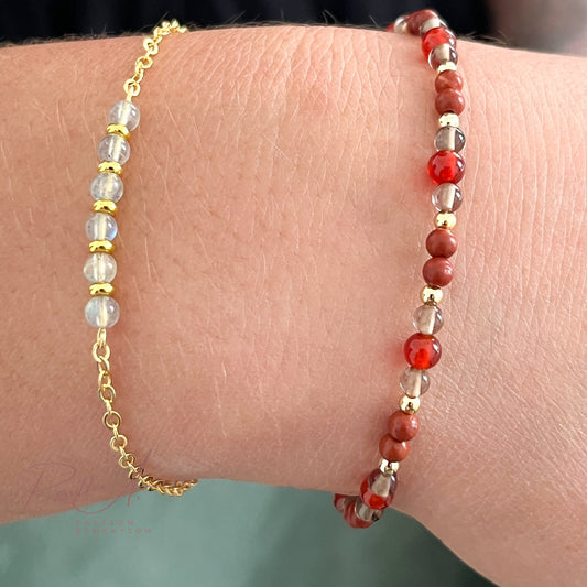 Feines 18k vergoldetes Armband aus Rauchquarz, rotem Jaspis und Karneol. Wirkt auf das Verdauungssystem, aber auch auf den Geist, indem sie helfen loszulassen. Elegantes und personalisiertes Armband.