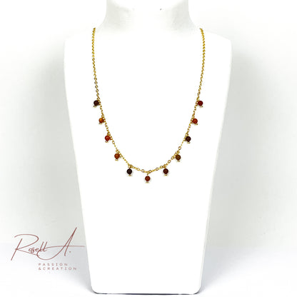 Filigrane, vergoldete Halskette mit kleinen Charms aus Natursteinperlen Mokait, von höchster Qualität. Boho-Chic und vintage Touch mit herbstlichem Farbverlauf. Elegante Halskette für Frauen.