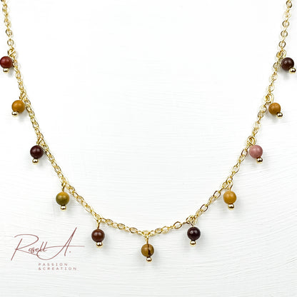 Filigrane, vergoldete Halskette mit kleinen Charms aus Natursteinperlen Mokait, von höchster Qualität. Boho-Chic und vintage Touch mit herbstlichem Farbverlauf. Elegante Halskette für Frauen.