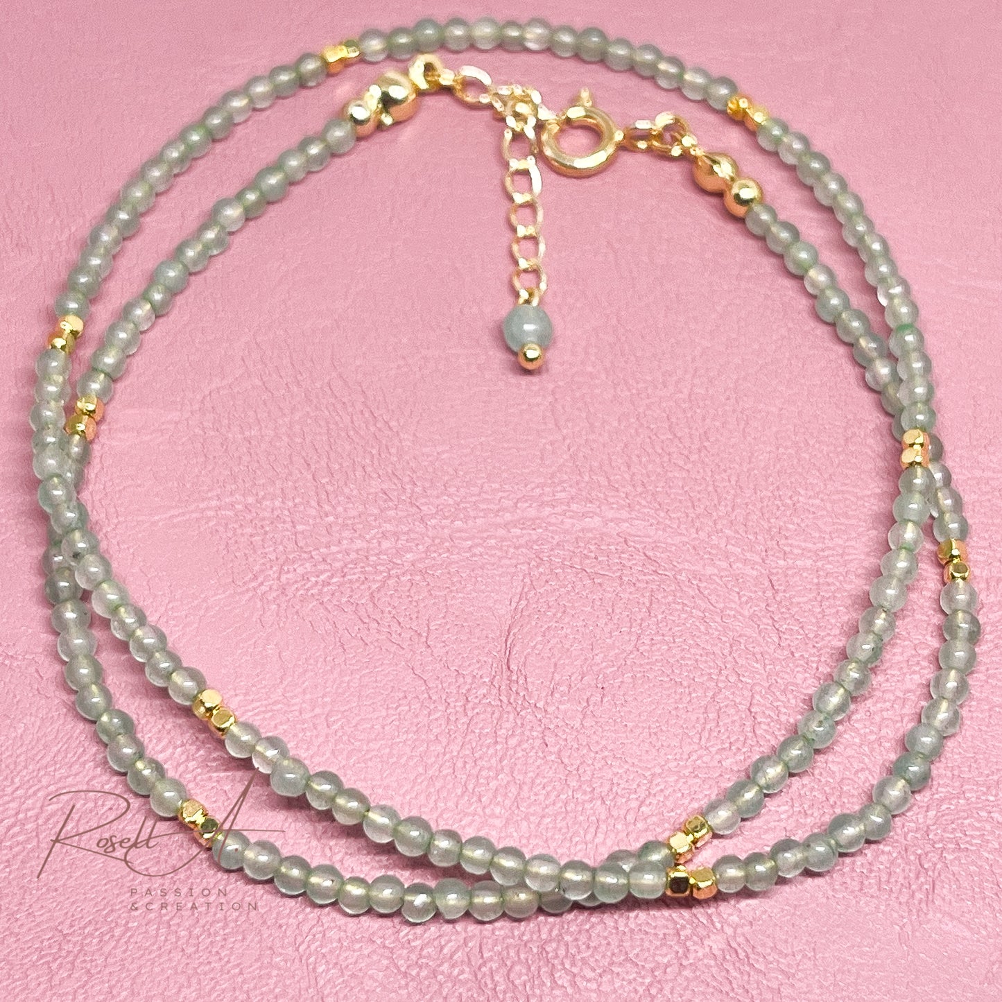 Feiner, vergoldeter Chocker mit Natursteinperlen aus Aventurin von höchster Qualität. Boho-Chic und orientalischer Touch mit geschmeidigem grünen Farbe. Elegante Hallskette für Frauen.