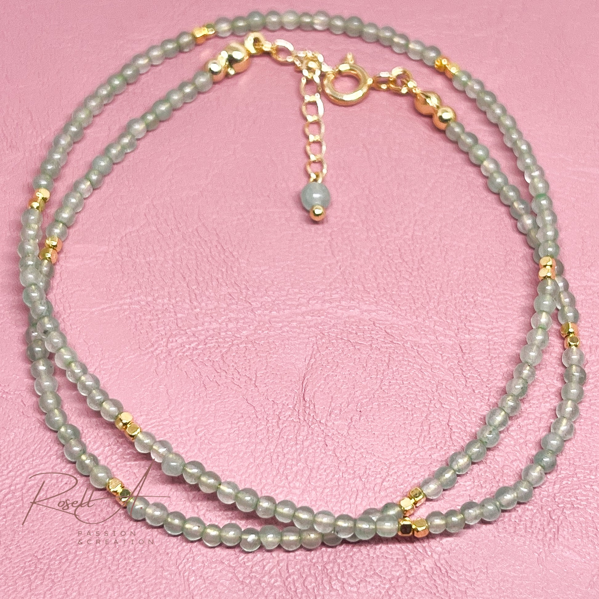 Feiner, vergoldeter Chocker mit Natursteinperlen aus Aventurin von höchster Qualität. Boho-Chic und orientalischer Touch mit geschmeidigem grünen Farbe. Elegante Hallskette für Frauen.
