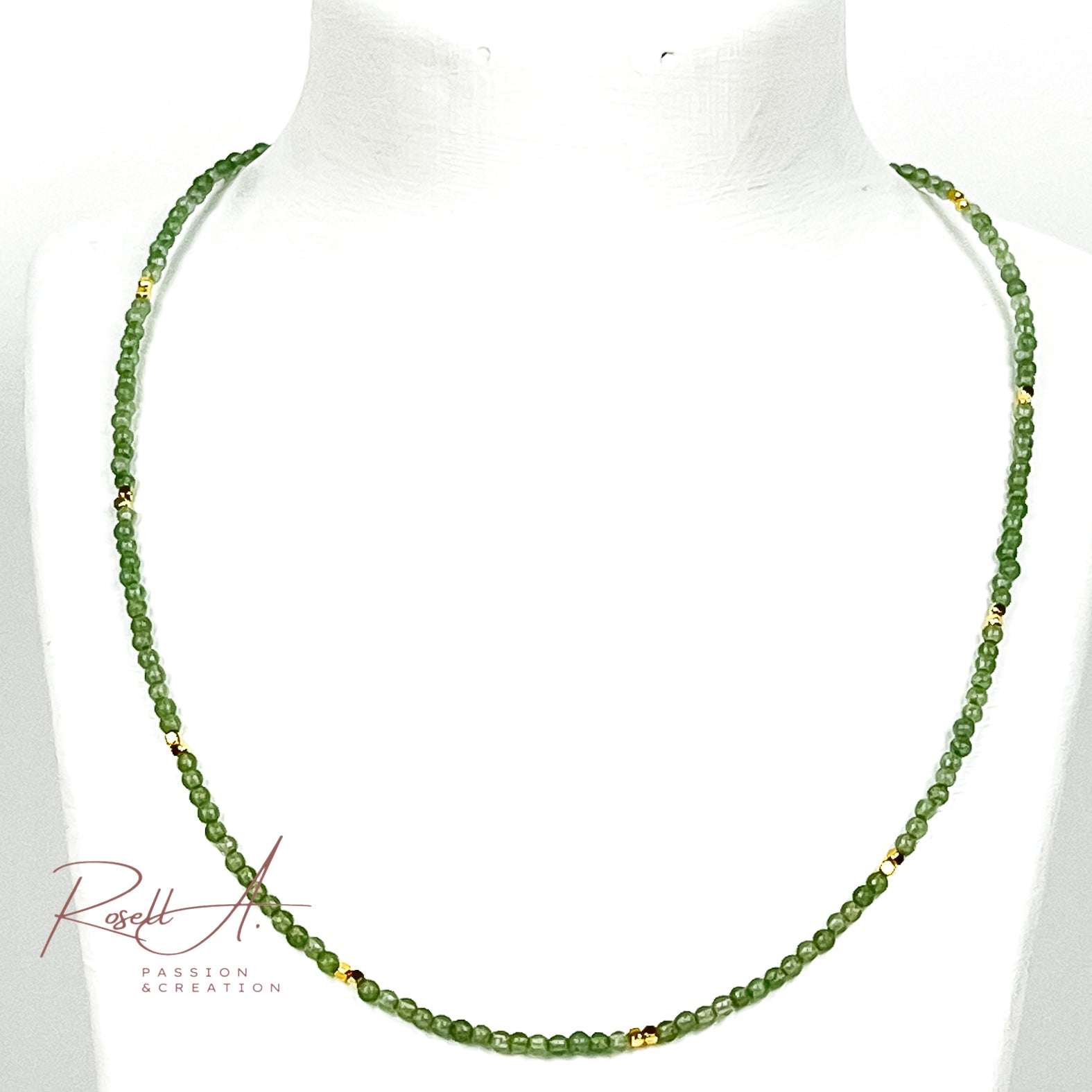 Feiner, vergoldeter Chocker mit Natursteinperlen aus Aventurin von höchster Qualität. Boho-Chic und orientalischer Touch mit geschmeidigem grünen Farbe. Elegante Hallskette für Frauen.