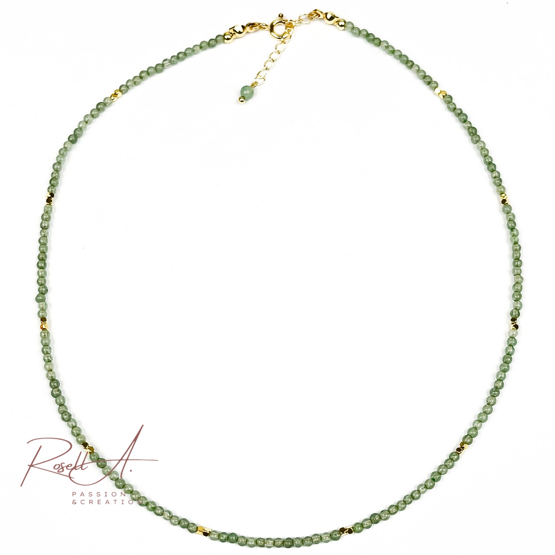 Feiner, vergoldeter Chocker mit Natursteinperlen aus Aventurin von höchster Qualität. Boho-Chic und orientalischer Touch mit geschmeidigem grünen Farbe. Elegante Hallskette für Frauen.