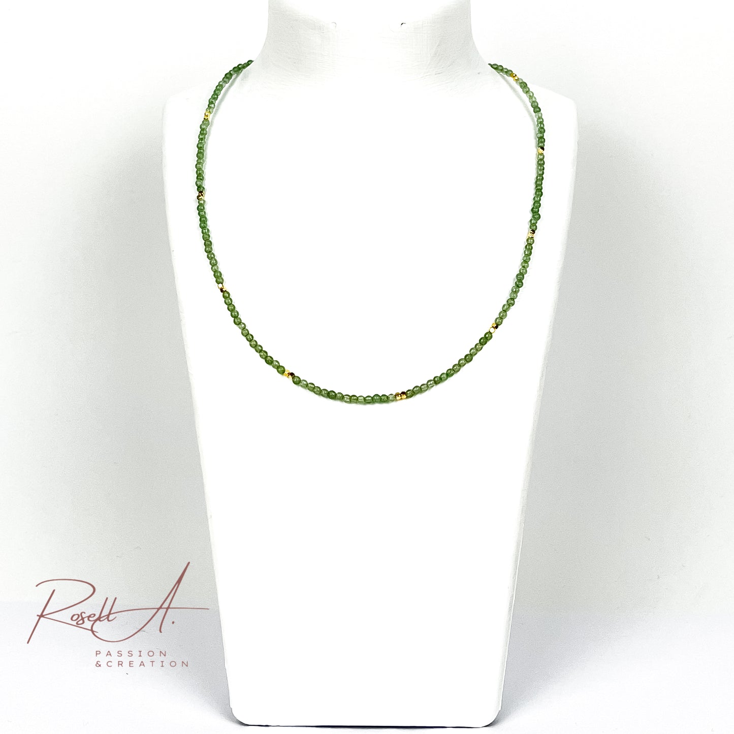 Feiner, vergoldeter Chocker mit Natursteinperlen aus Aventurin von höchster Qualität. Boho-Chic und orientalischer Touch mit geschmeidigem grünen Farbe. Elegante Hallskette für Frauen.