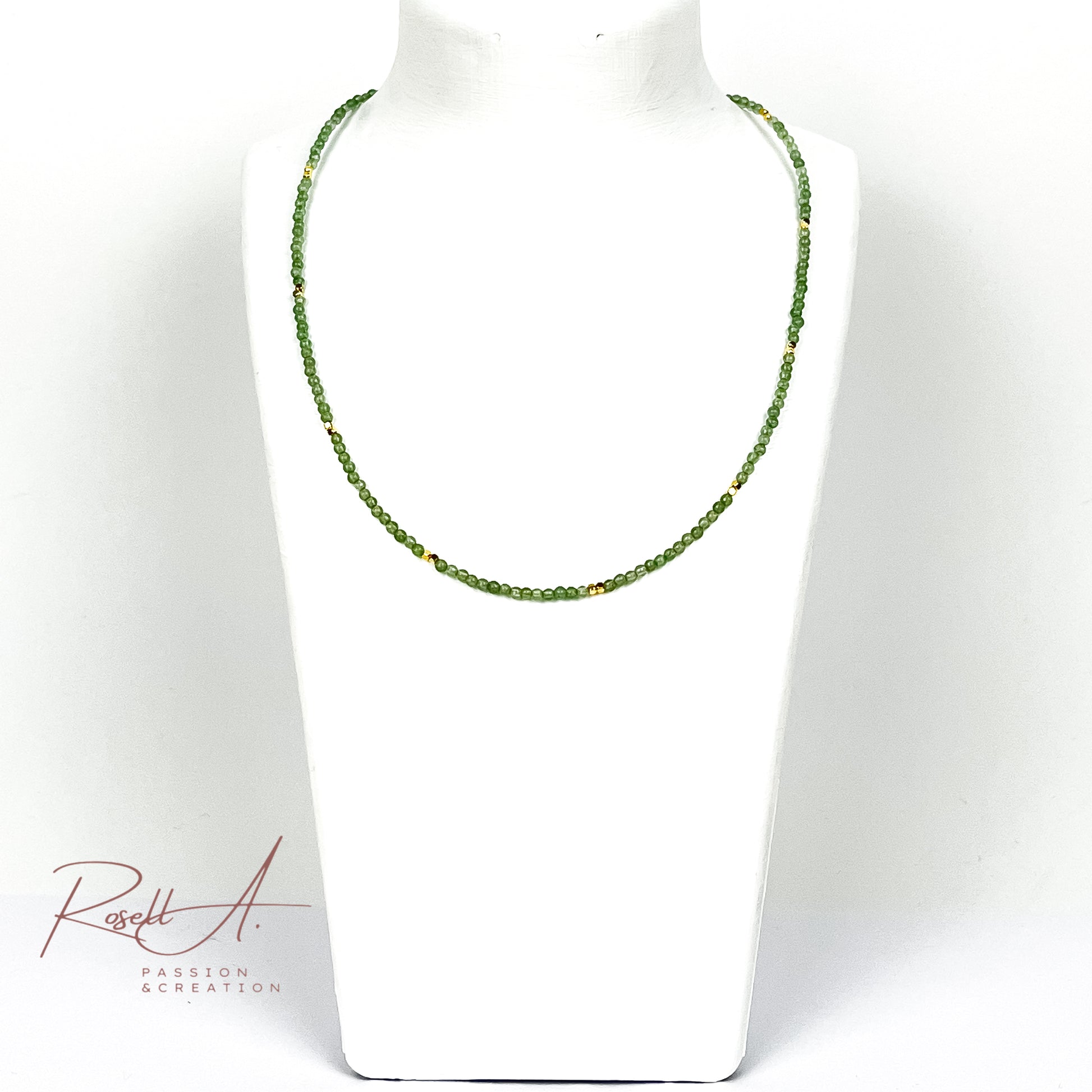 Feiner, vergoldeter Chocker mit Natursteinperlen aus Aventurin von höchster Qualität. Boho-Chic und orientalischer Touch mit geschmeidigem grünen Farbe. Elegante Hallskette für Frauen.