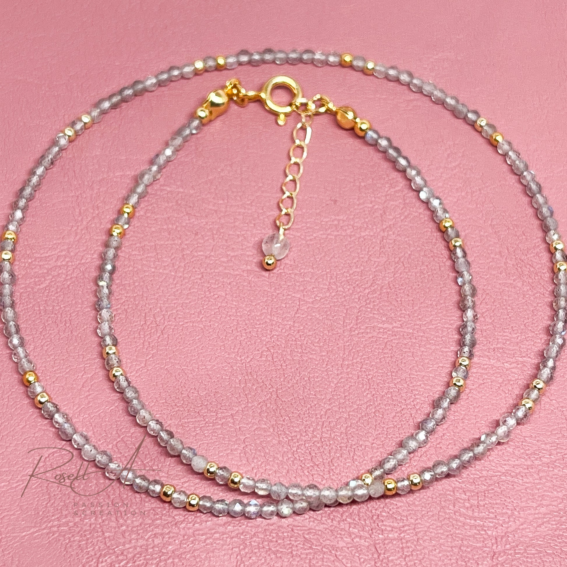 Feiner, vergoldeter Chocker mit facettierten Natursteinperlen aus Labradorit, von höchster Qualität. Boho-Chic und orientalischer Touch mit glänzenden Perlen. Elegante Halskette für Frauen.