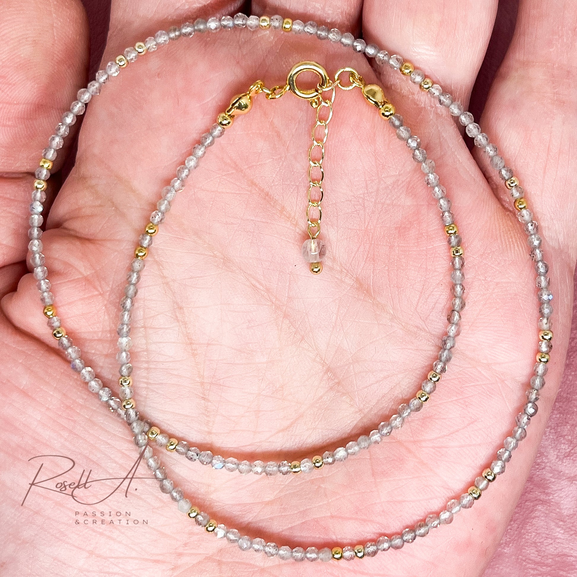 Feiner, vergoldeter Chocker mit facettierten Natursteinperlen aus Labradorit, von höchster Qualität. Boho-Chic und orientalischer Touch mit glänzenden Perlen. Elegante Halskette für Frauen.