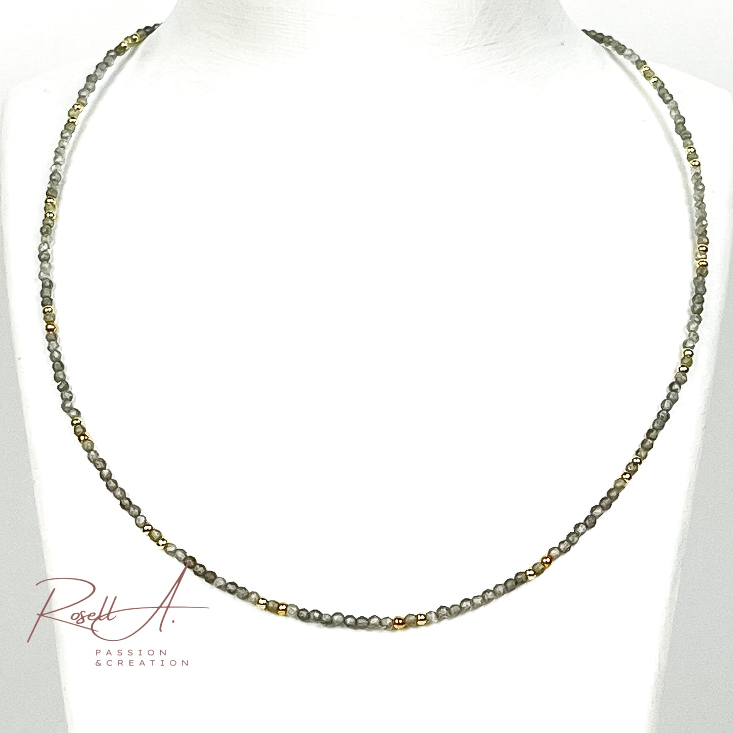 Feiner, vergoldeter Chocker mit facettierten Natursteinperlen aus Labradorit, von höchster Qualität. Boho-Chic und orientalischer Touch mit glänzenden Perlen. Elegante Halskette für Frauen.
