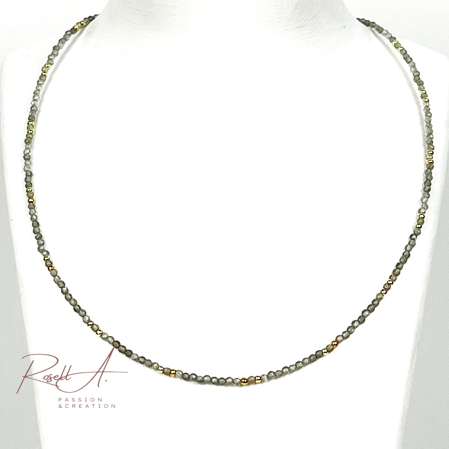 Feiner, vergoldeter Chocker mit facettierten Natursteinperlen aus Labradorit, von höchster Qualität. Boho-Chic und orientalischer Touch mit glänzenden Perlen. Elegante Halskette für Frauen.
