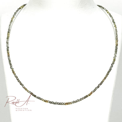 Feiner, vergoldeter Chocker mit facettierten Natursteinperlen aus Labradorit, von höchster Qualität. Boho-Chic und orientalischer Touch mit glänzenden Perlen. Elegante Halskette für Frauen.