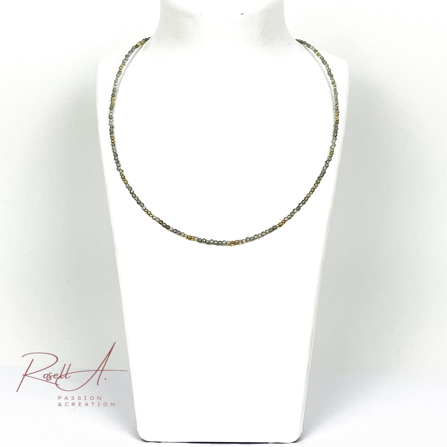 Feiner, vergoldeter Chocker mit facettierten Natursteinperlen aus Labradorit, von höchster Qualität. Boho-Chic und orientalischer Touch mit glänzenden Perlen. Elegante Halskette für Frauen.