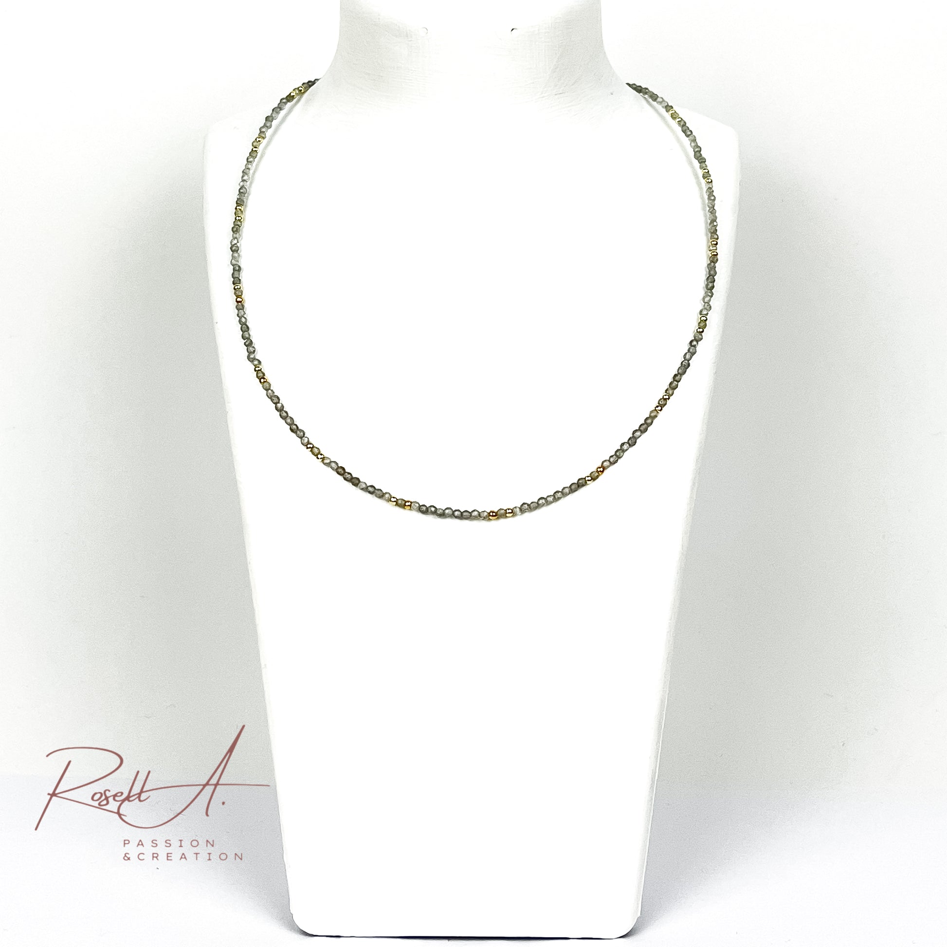 Feiner, vergoldeter Chocker mit facettierten Natursteinperlen aus Labradorit, von höchster Qualität. Boho-Chic und orientalischer Touch mit glänzenden Perlen. Elegante Halskette für Frauen.
