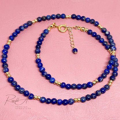 Feine, vergoldete Halskette mit kleinen Natursteinperlen aus Lapislazuli, von höchster Qualität. Boho-Chic und vintage Touch in intensivem Blau.