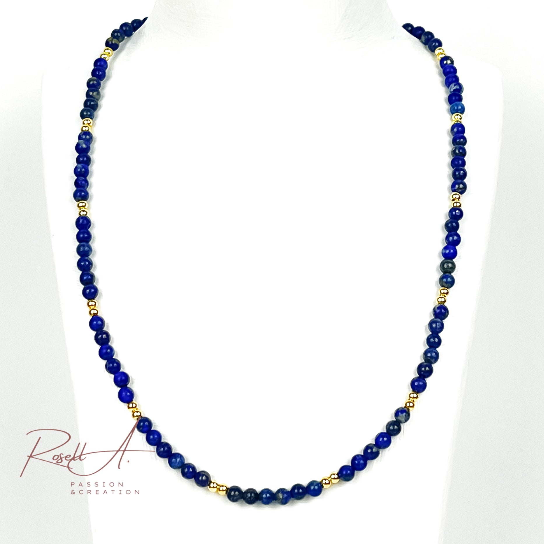 Feine, vergoldete Halskette mit kleinen Natursteinperlen aus Lapislazuli, von höchster Qualität. Boho-Chic und vintage Touch in intensivem Blau.