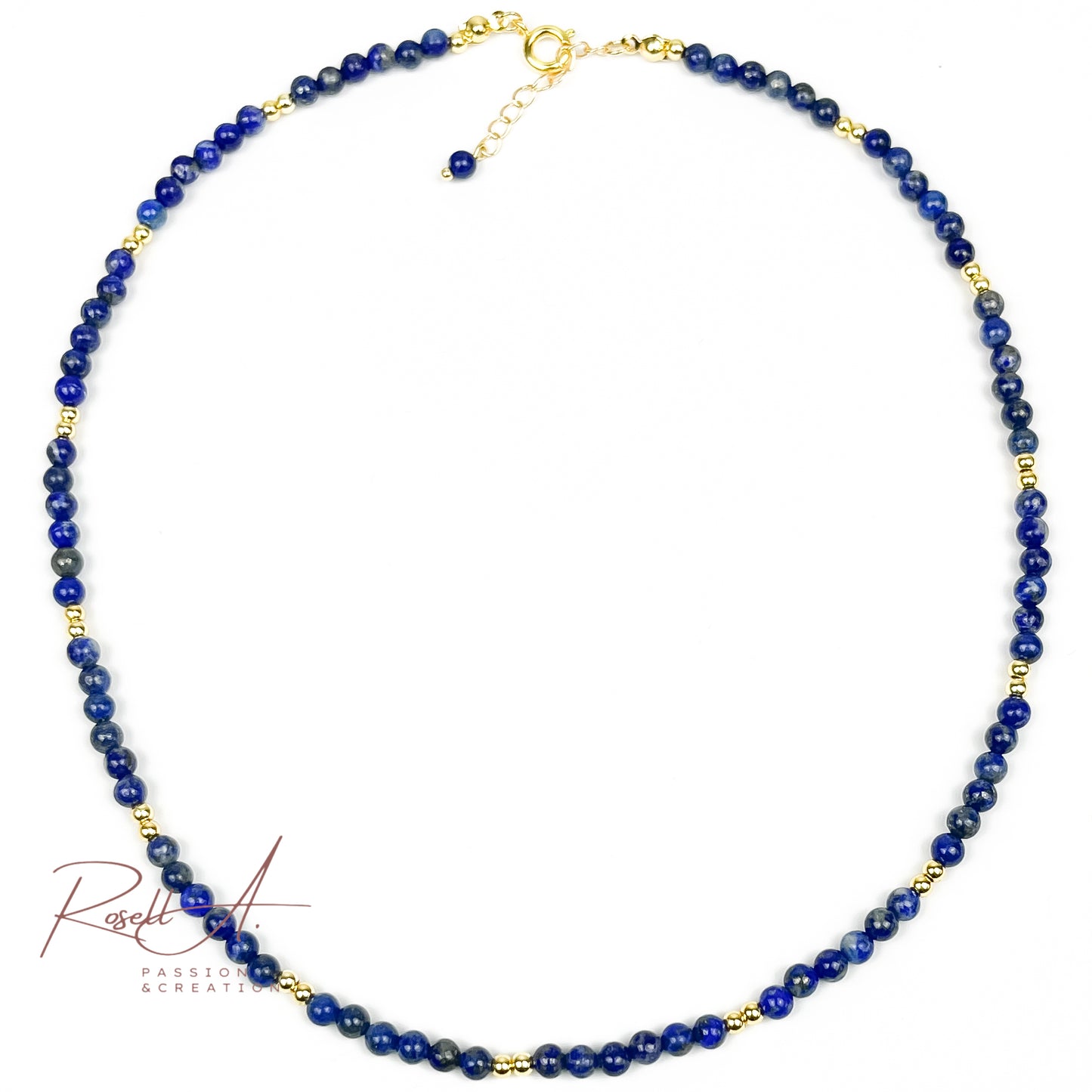 Feine, vergoldete Halskette mit kleinen Natursteinperlen aus Lapislazuli, von höchster Qualität. Boho-Chic und vintage Touch in intensivem Blau.
