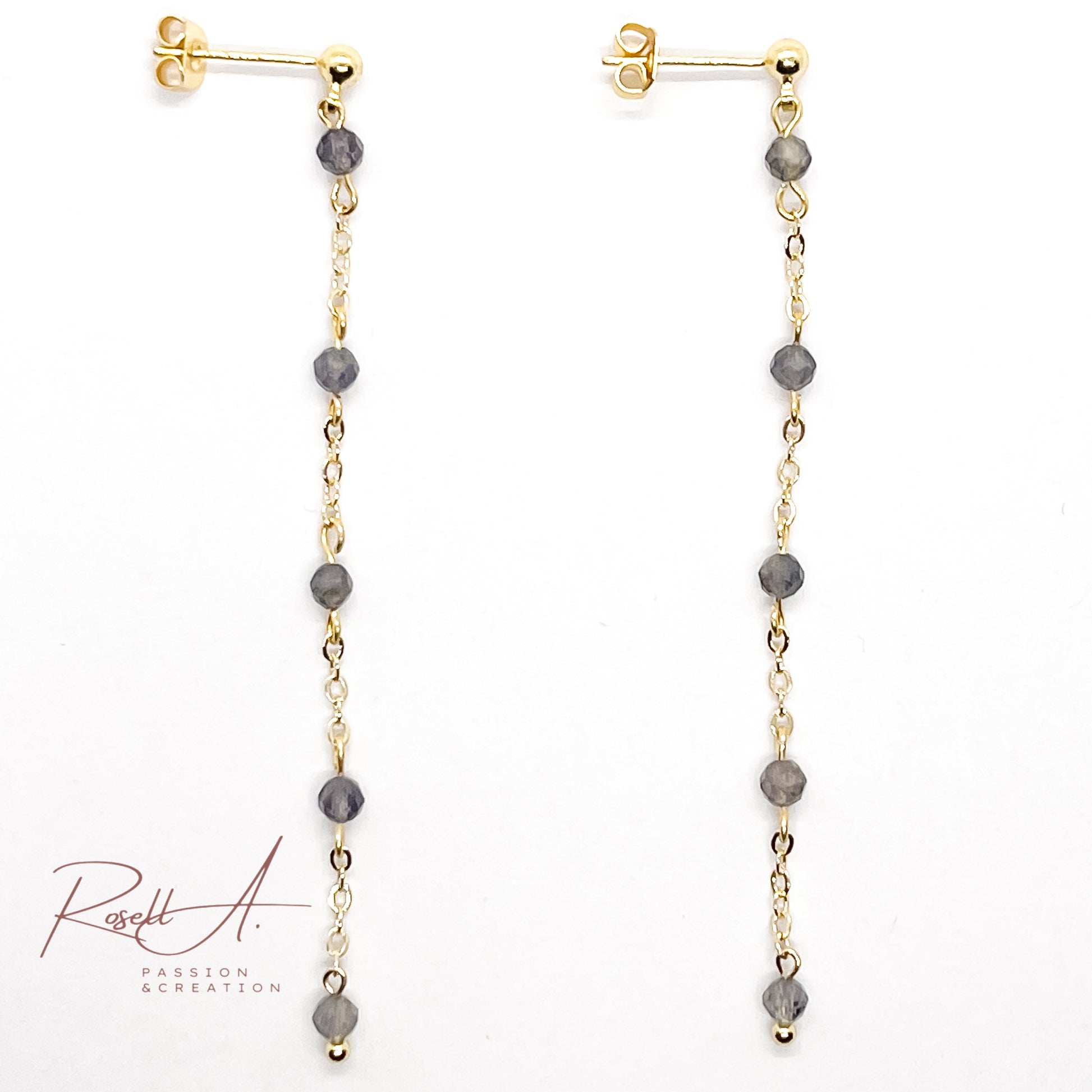 Elegante, filigrane vergoldete Pendel Ohrringe mit facettierten Natursteinperlen aus Cordierite. Boho-Chic und orientalischer Touch mit diskretem Farbverlauf. Elegante Ohrringe für Frauen.